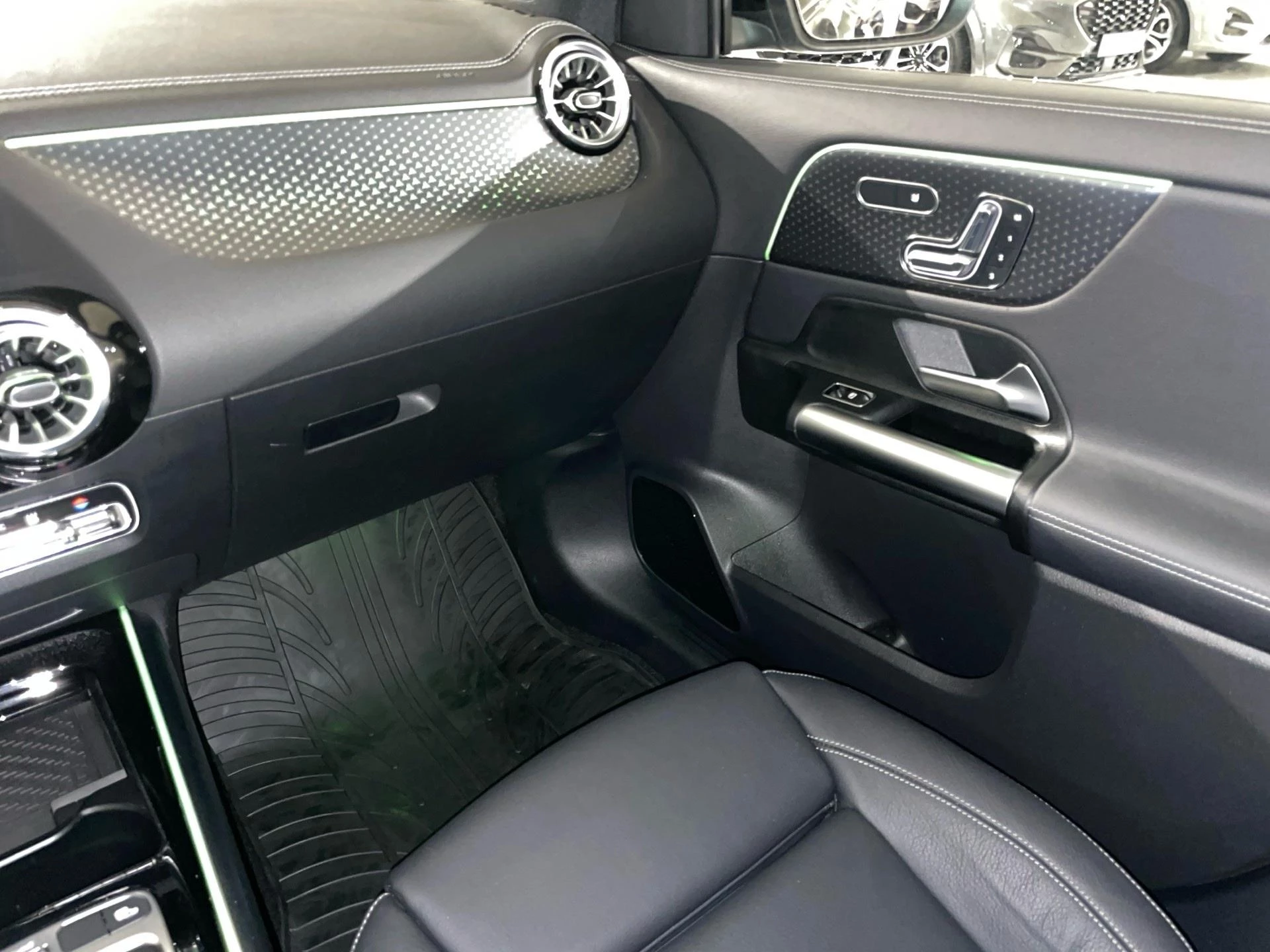 Mercedes-Benz-EQA-image-8