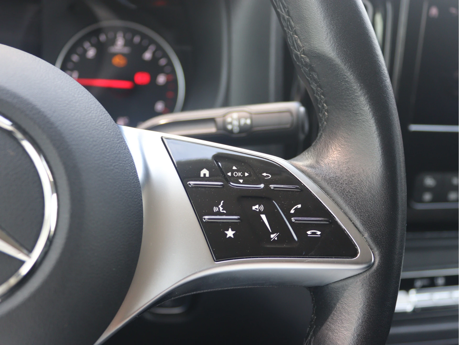Mercedes-Benz-Vito-image-7