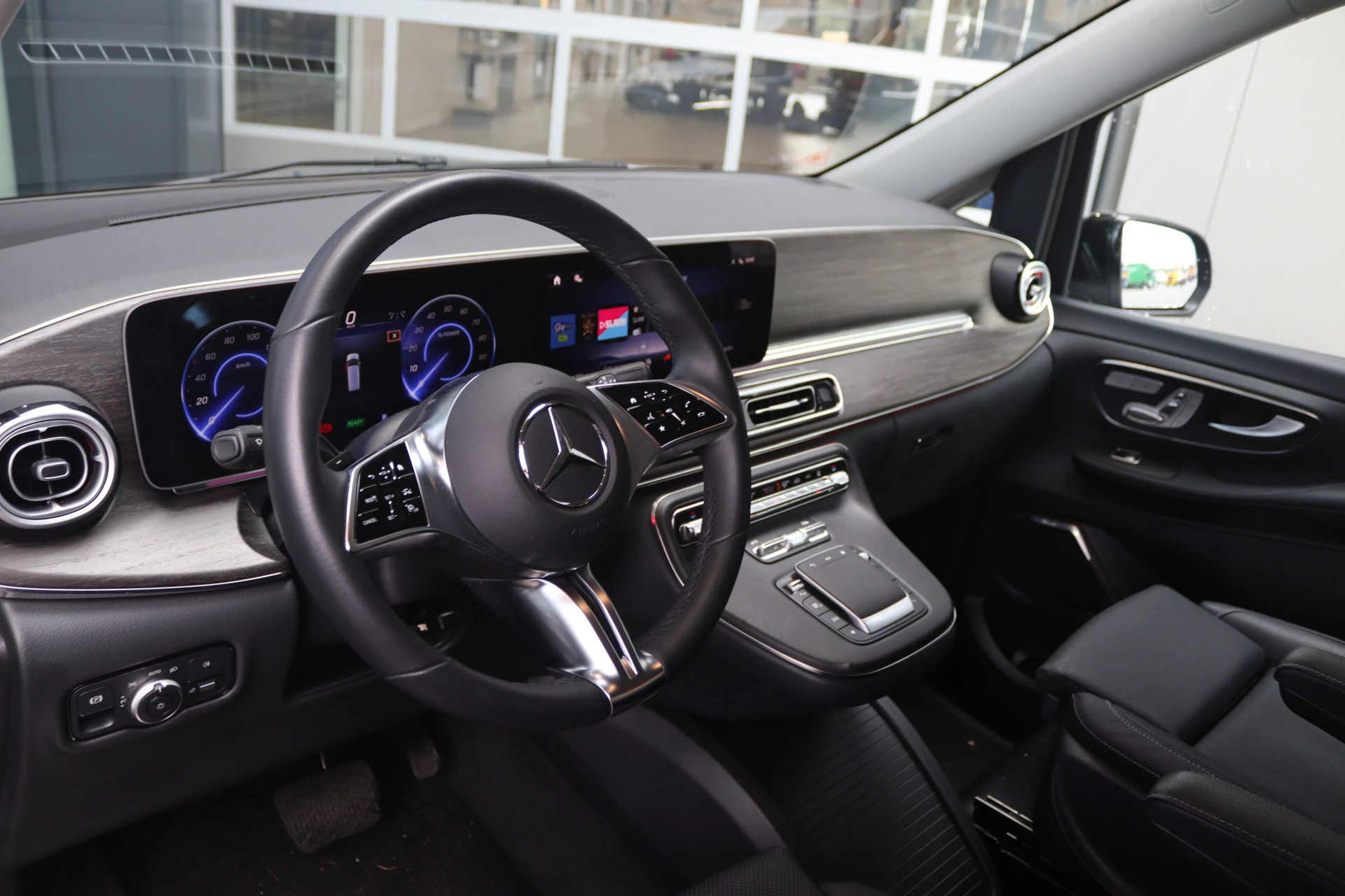 Mercedes-Benz-EQV-image-2