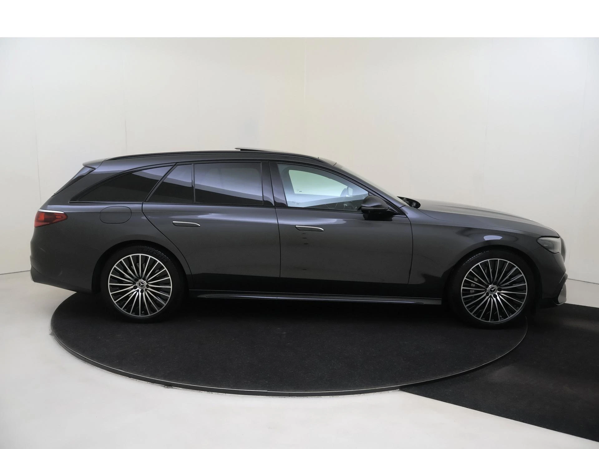 Mercedes-Benz-E-Klasse-image-8