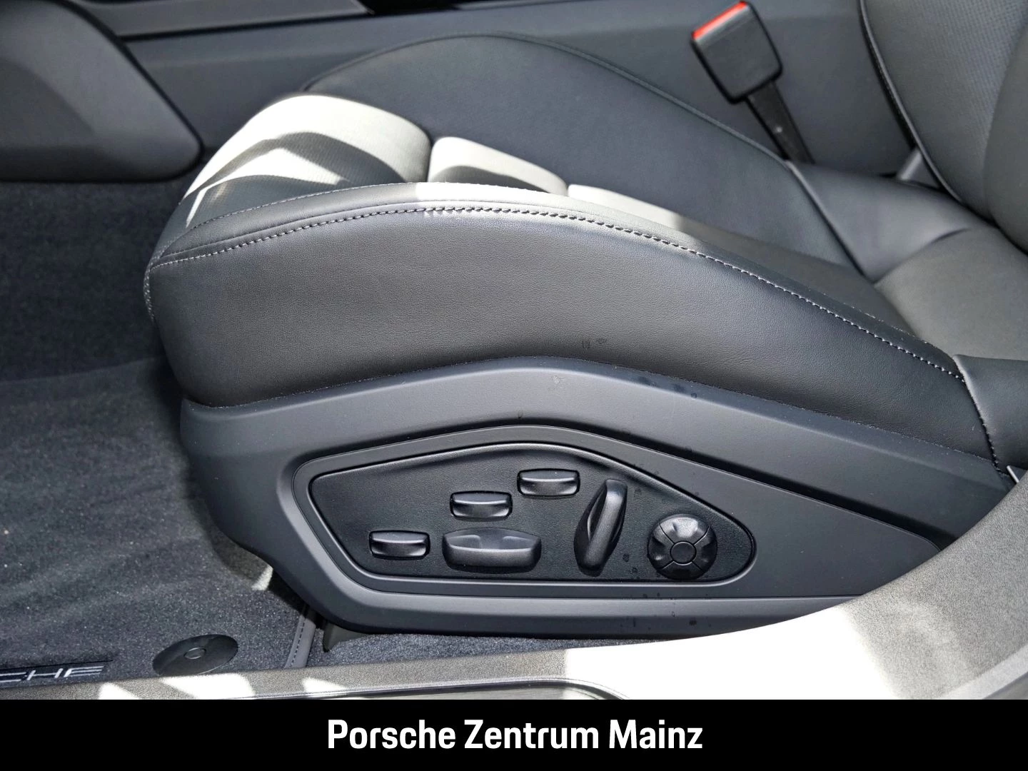 Porsche Taycan Black Edition InnoDrive HA-Lenkung HeadUp black edition