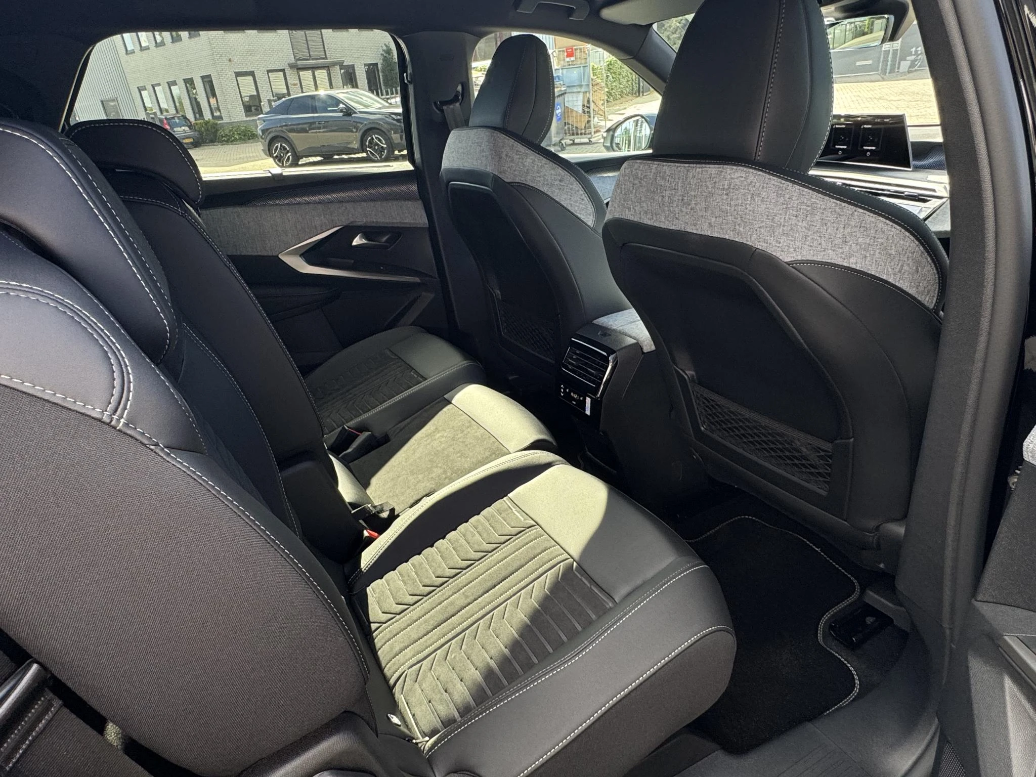 Peugeot-e-5008-image-46