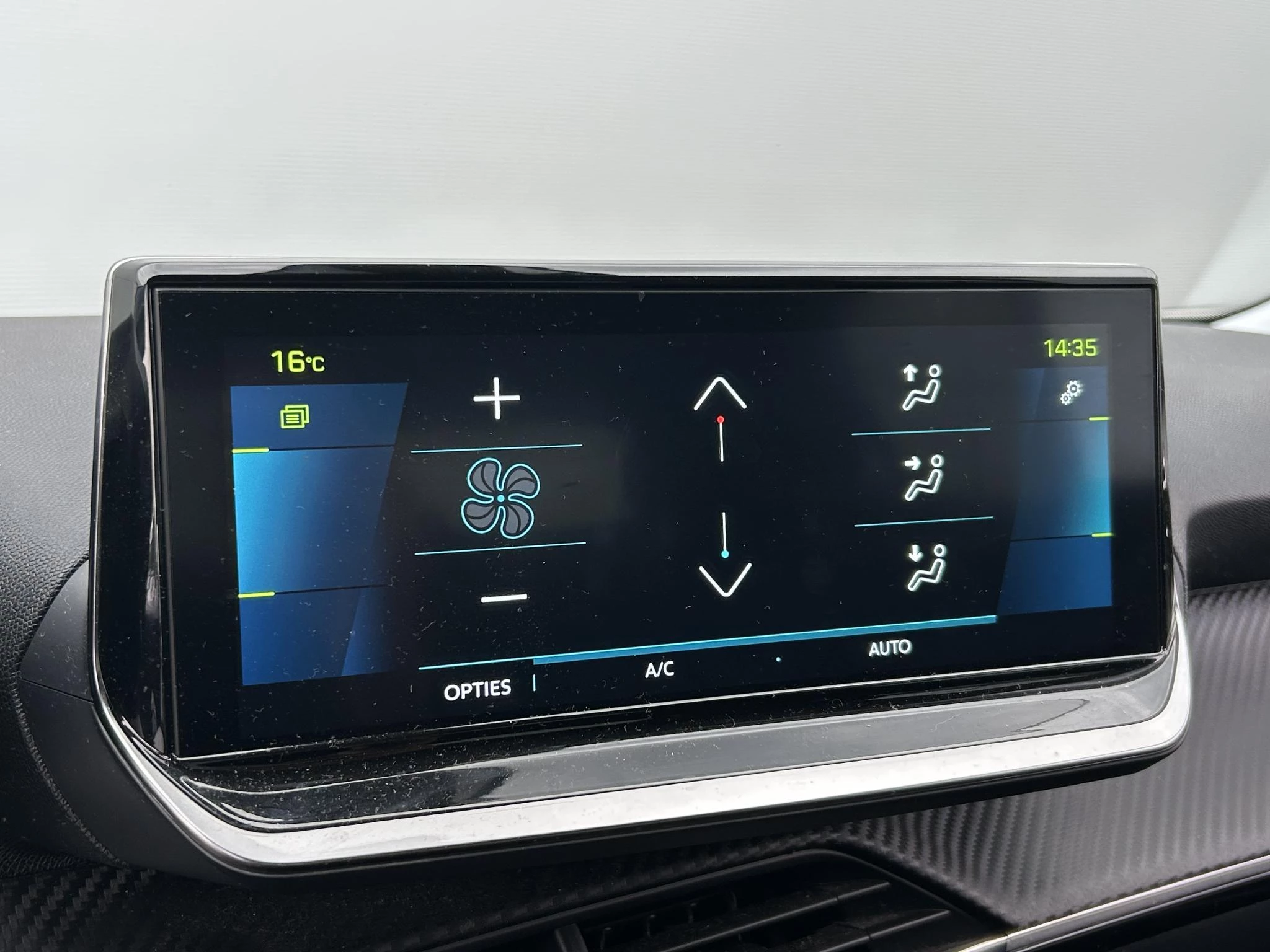 Peugeot-e-2008-image-12