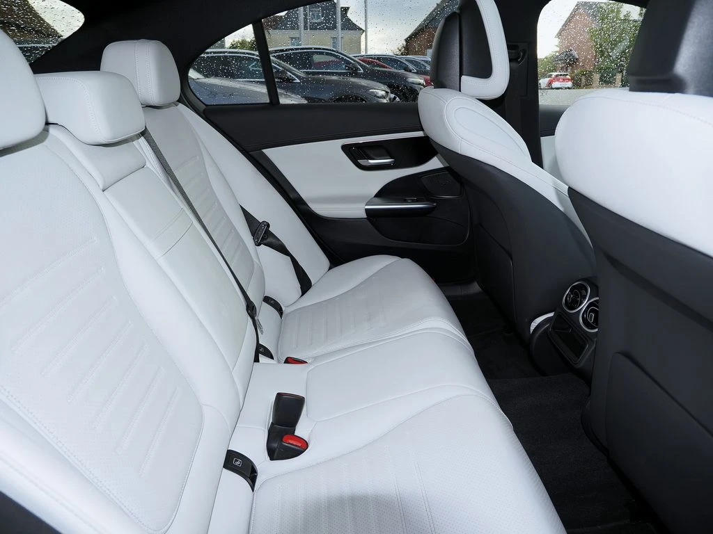 Mercedes-Benz-C-Klasse 300-image-12
