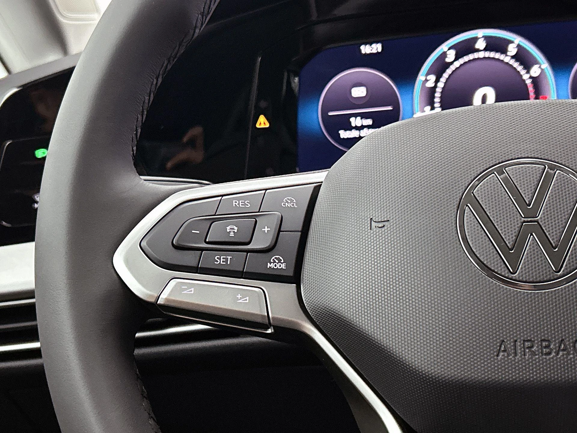 Volkswagen-Golf-image-5