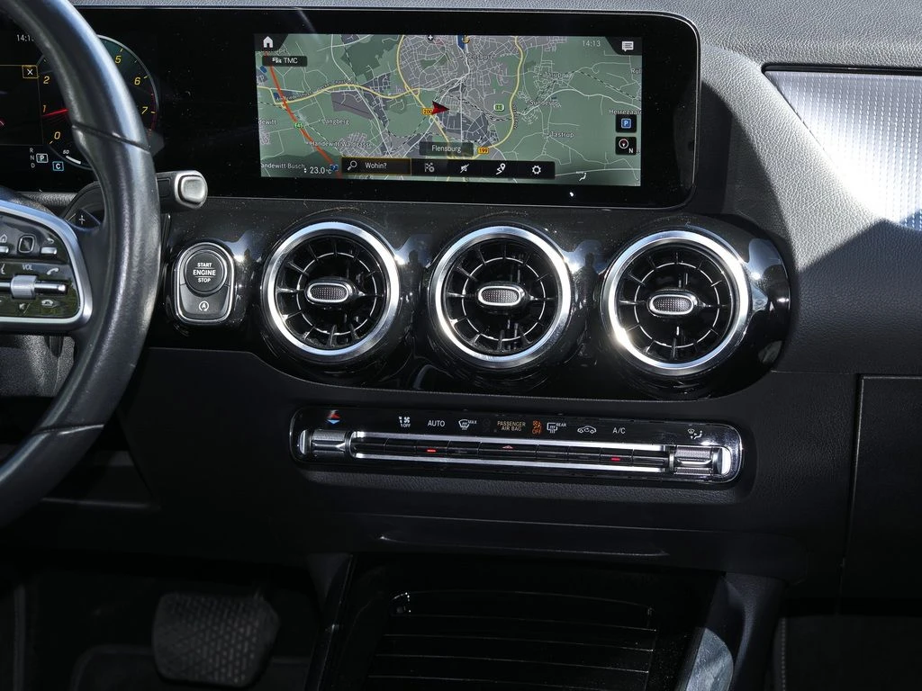Mercedes-Benz-GLA 180-image-9