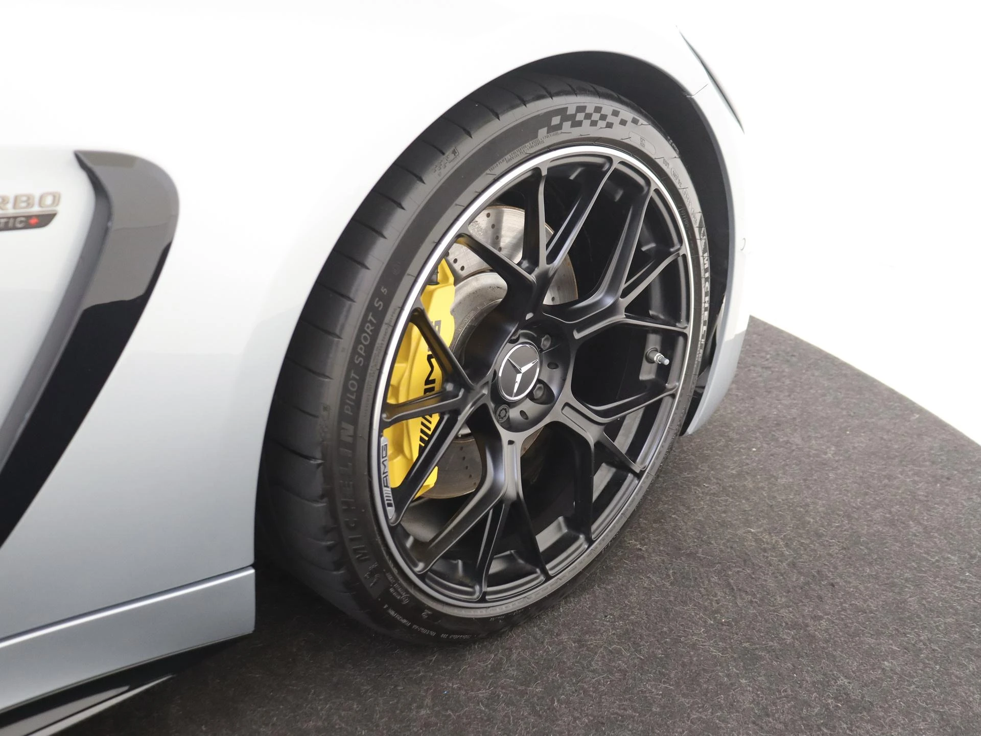 Mercedes-AMG-GT-image-12