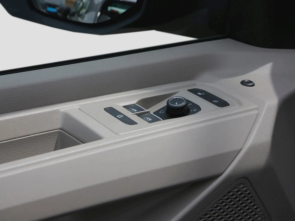 Volkswagen-Multivan-image-14