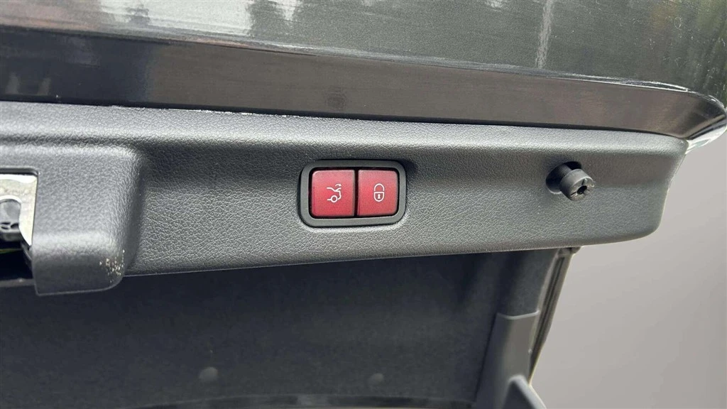 Mercedes-Benz-EQE-image-28