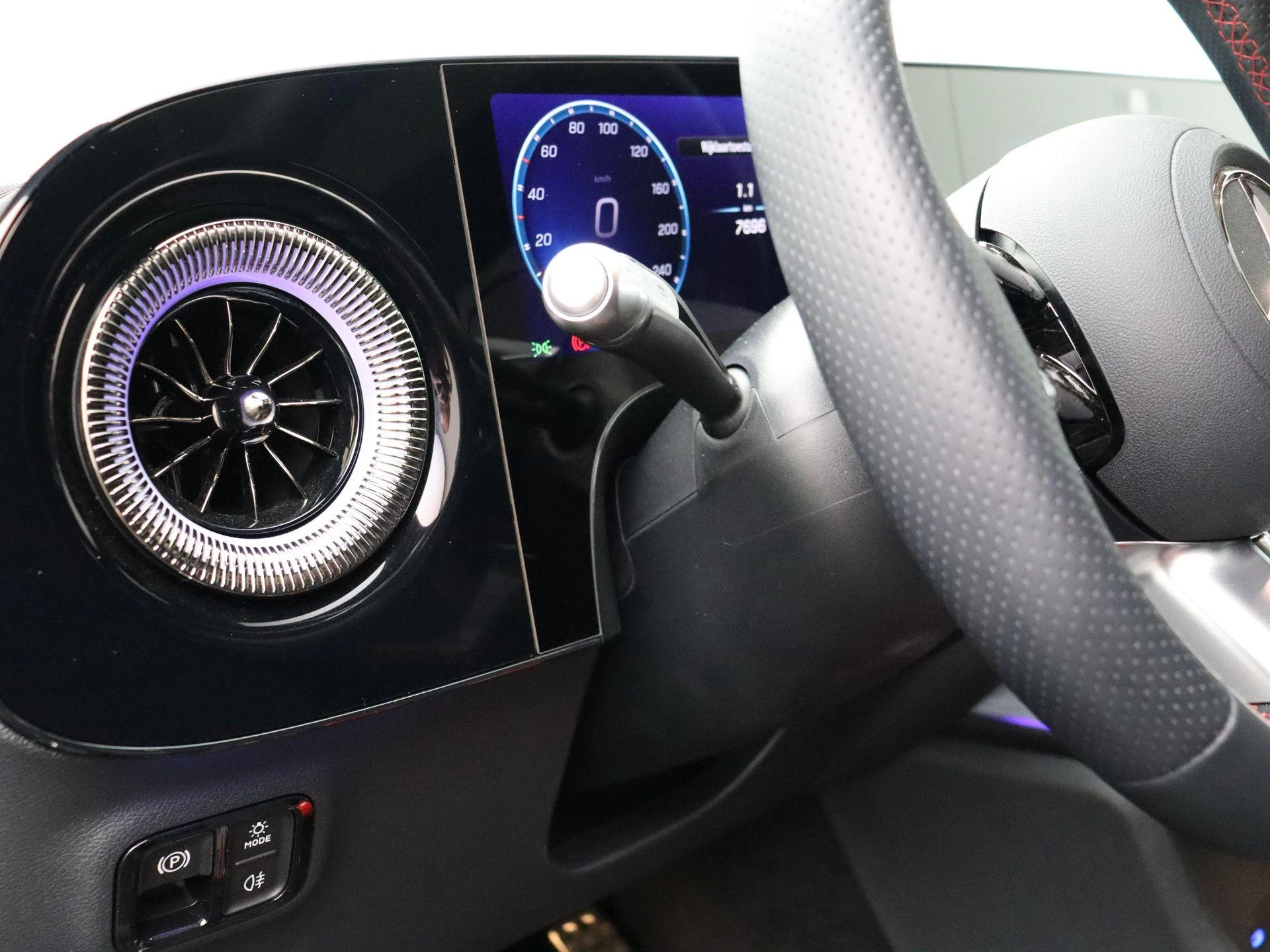 Mercedes-Benz-CLA-image-10