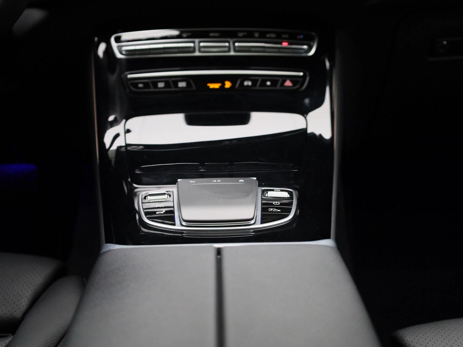 Mercedes-Benz-EQC-image-11