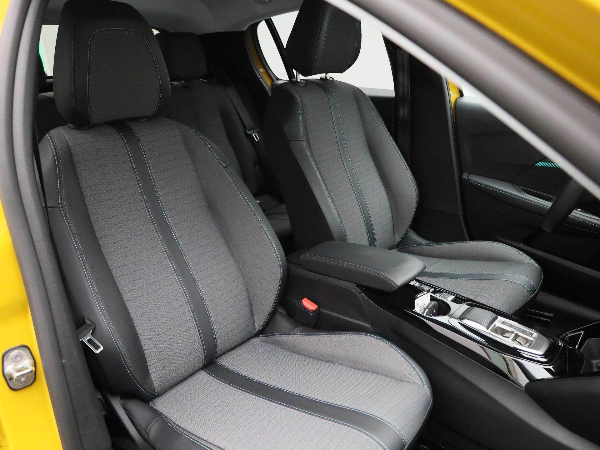 Peugeot-e-208-image-36