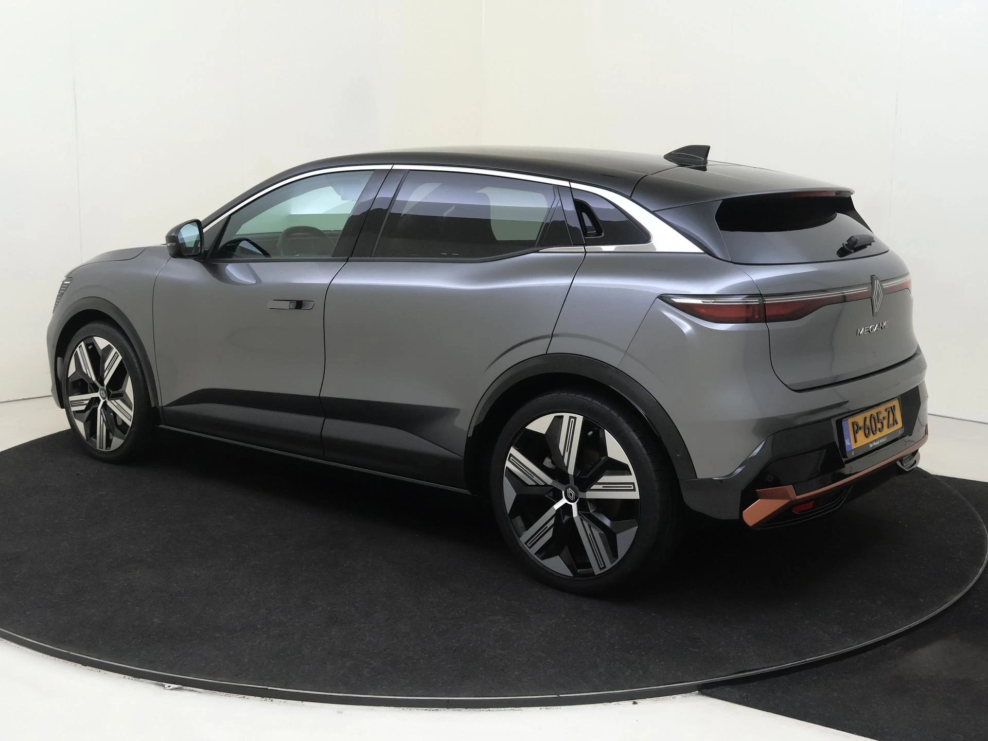 Renault-Megane E-Tech-image-2