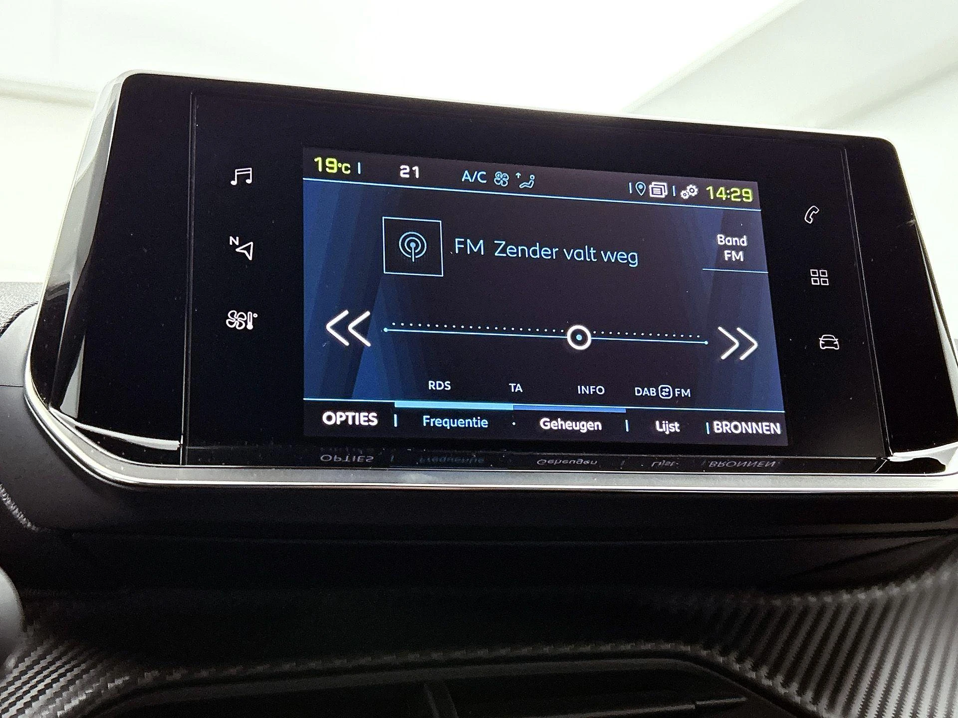Peugeot-e-2008-image-6