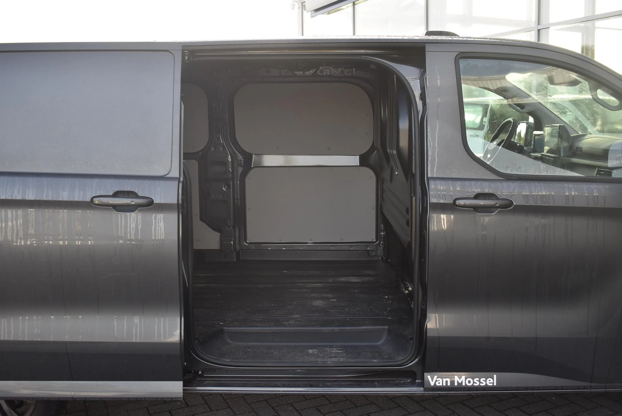 Ford-E-Transit Custom-image-10