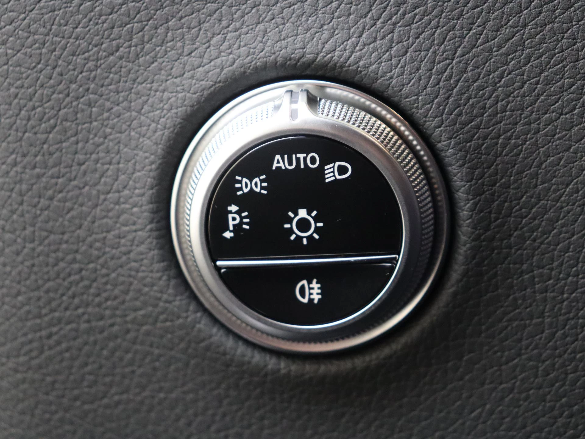 Mercedes-Benz-GLC-image-23