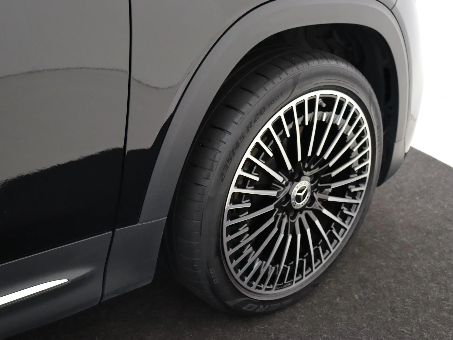 Mercedes-Benz-EQB-image-31