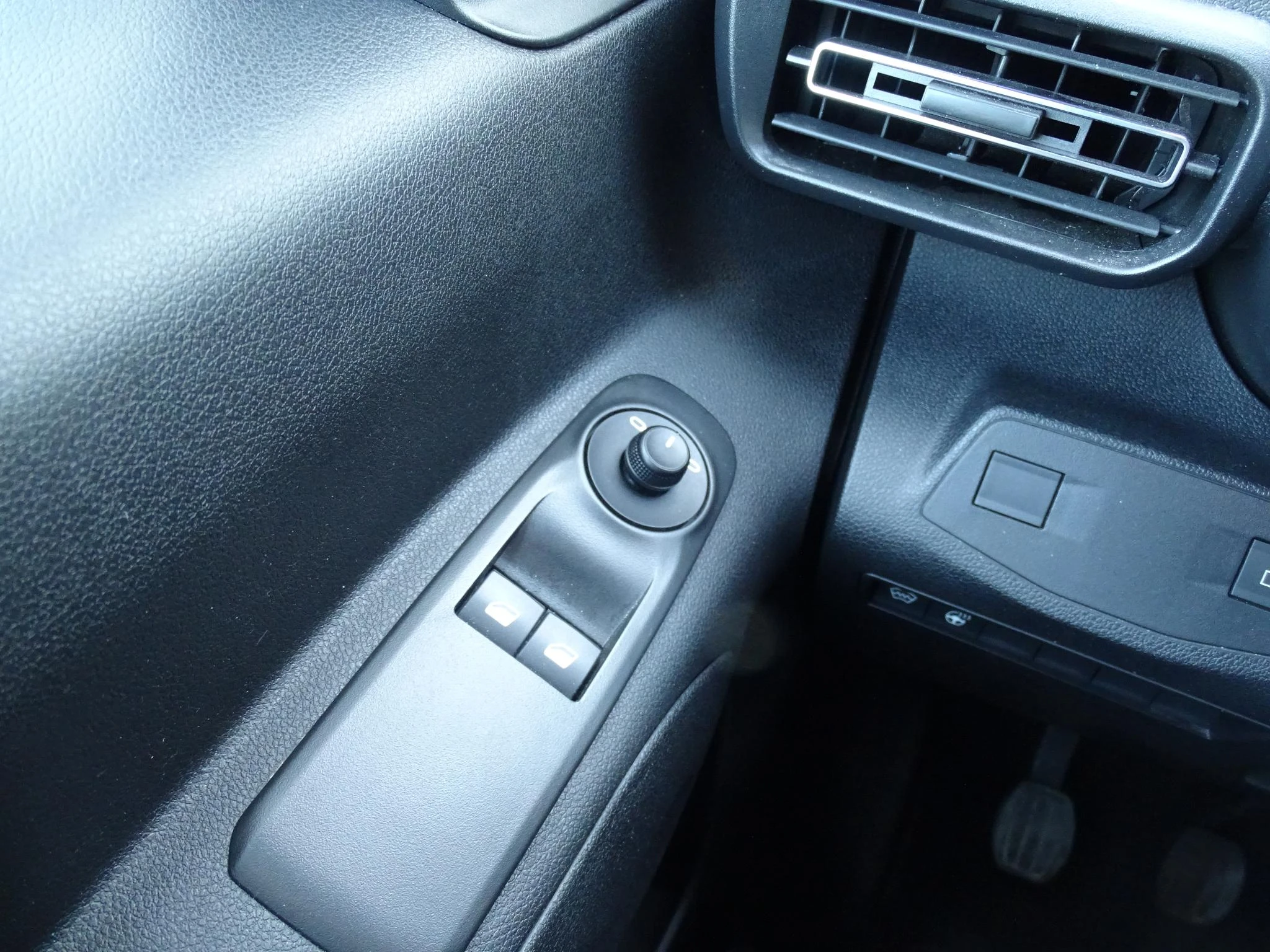 Opel-Combo Life-image-22