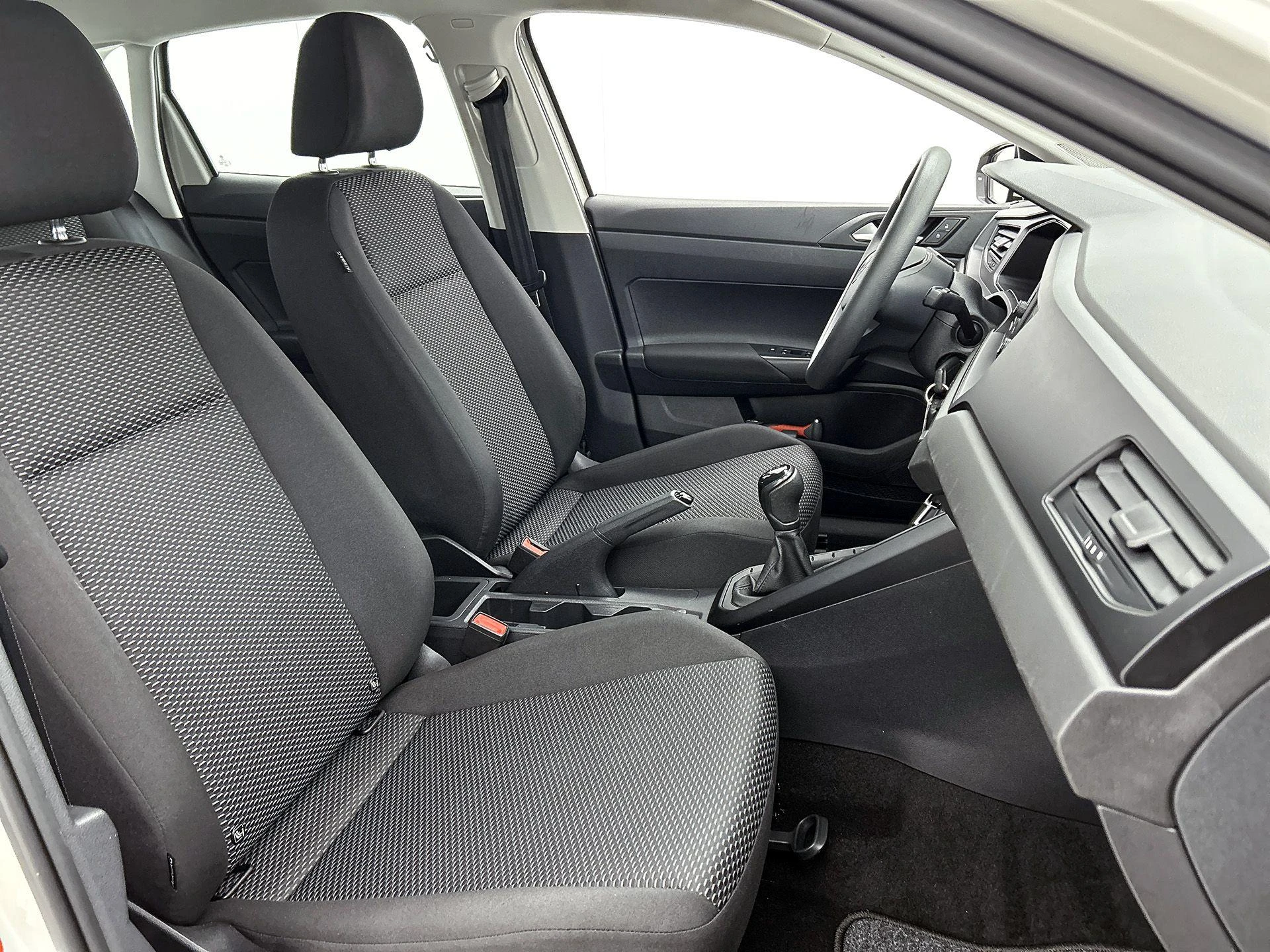 Volkswagen-Polo-image-32