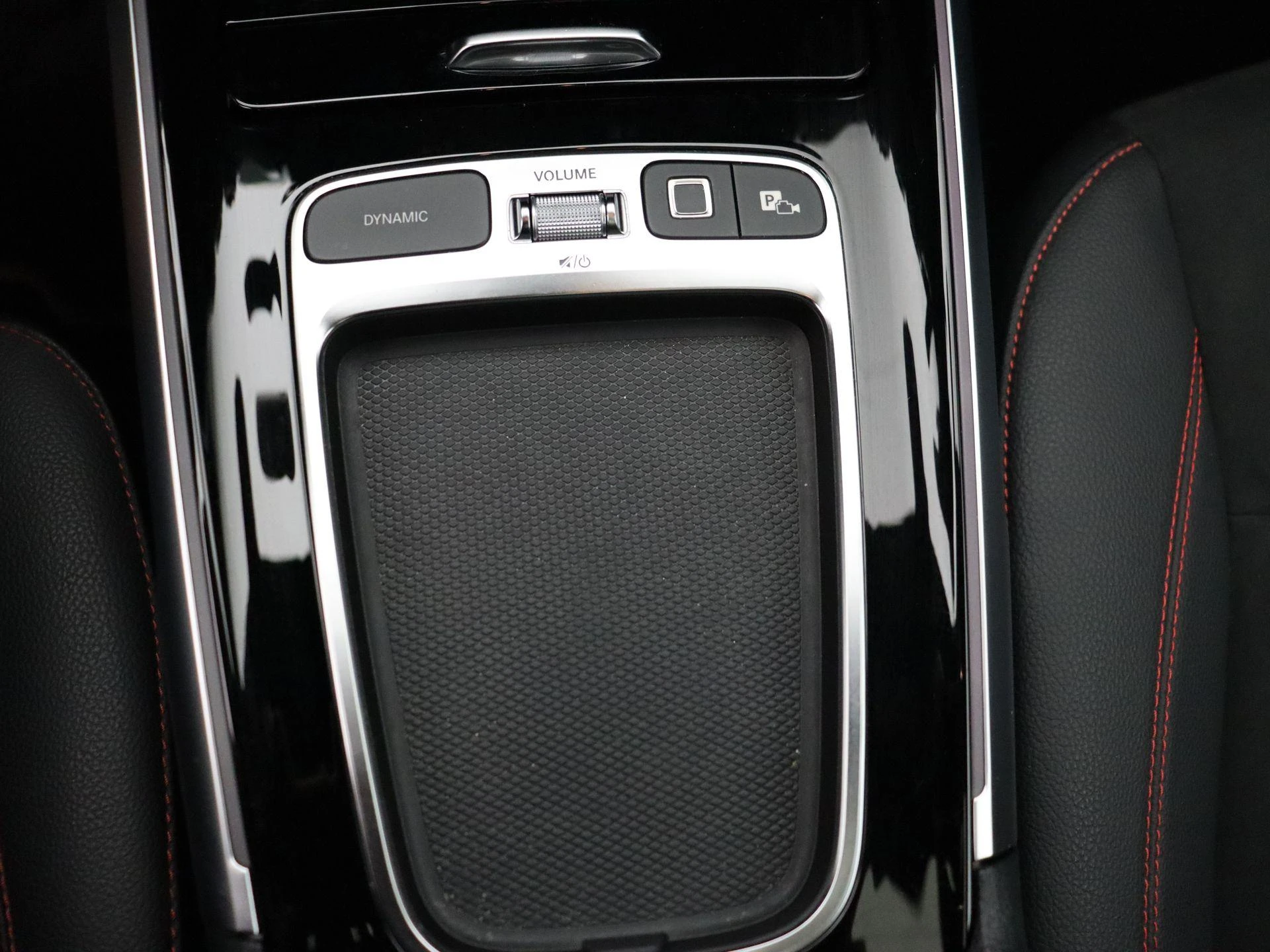 Mercedes-Benz-EQB-image-18
