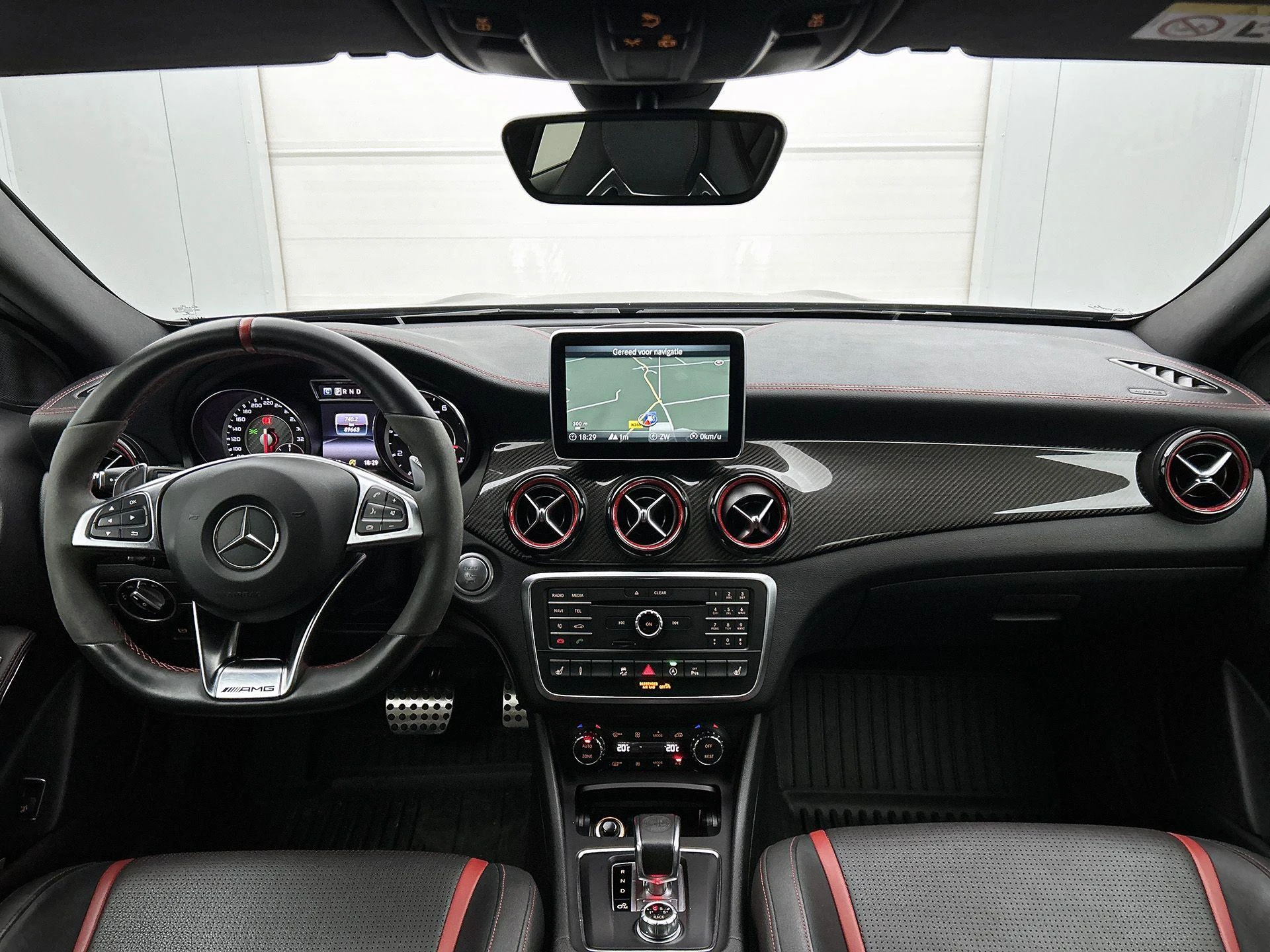 Mercedes-Benz-GLA-image-21