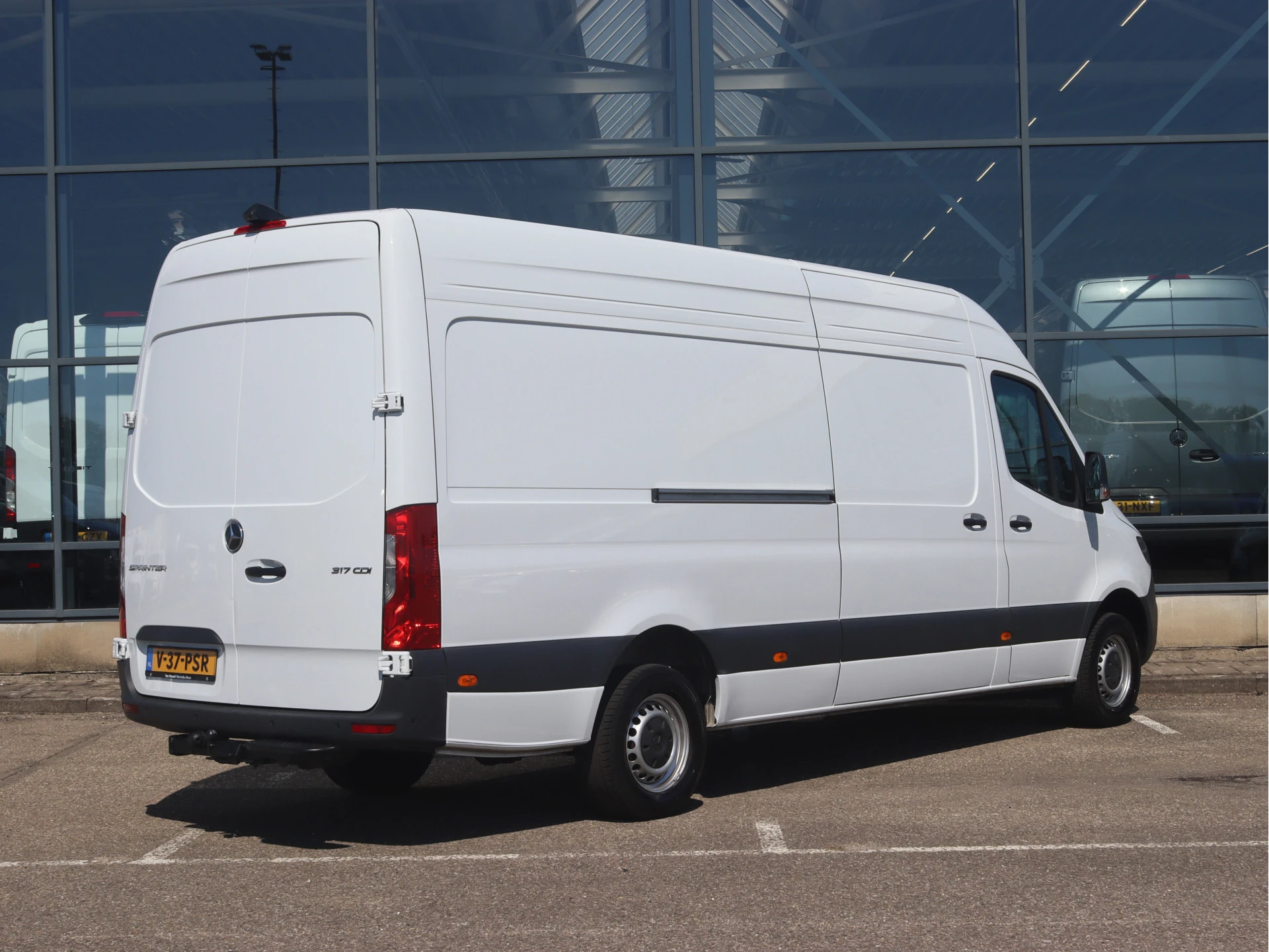 Mercedes-Benz-Sprinter-image-1