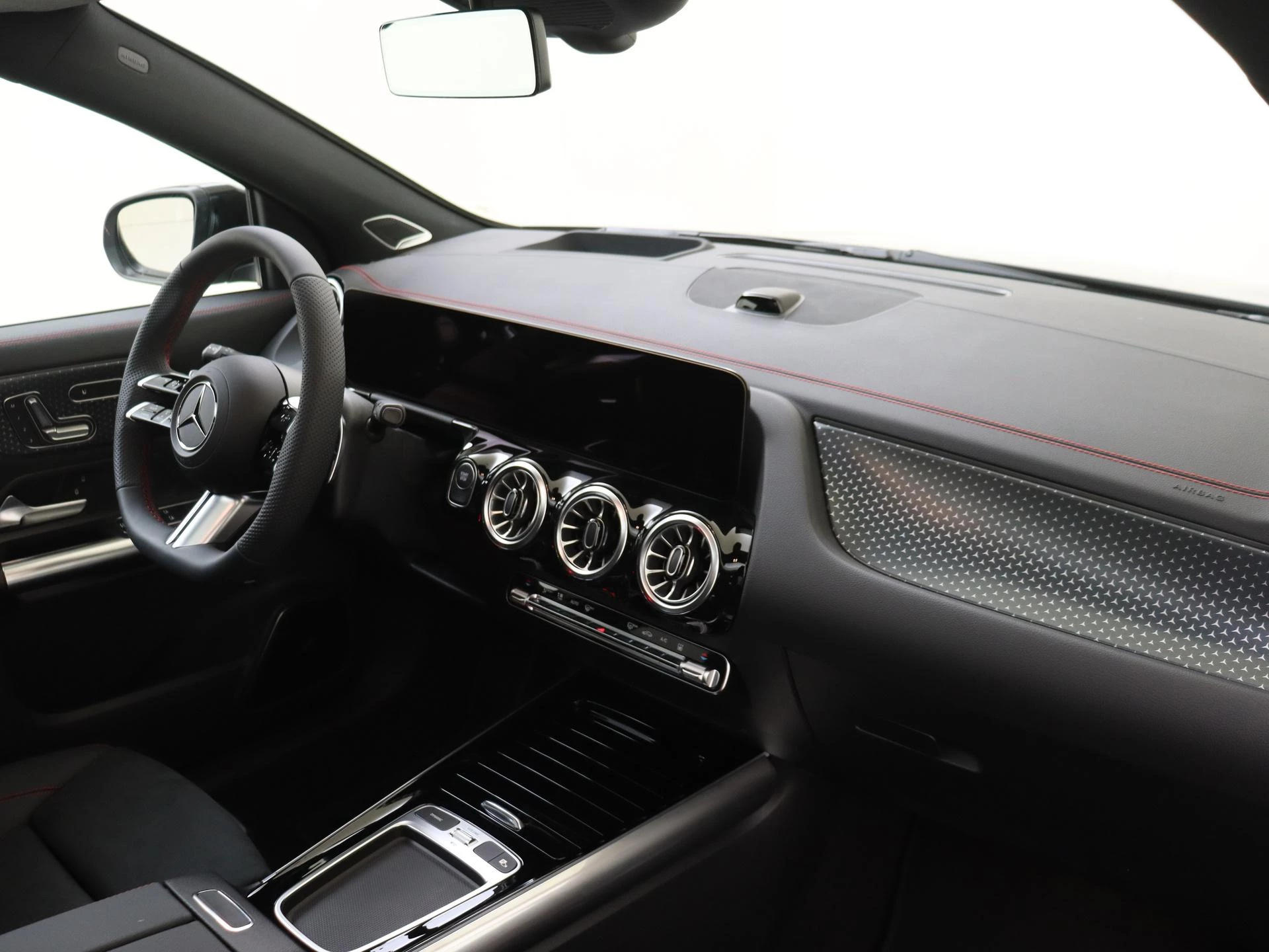 Mercedes-Benz-EQA-image-4