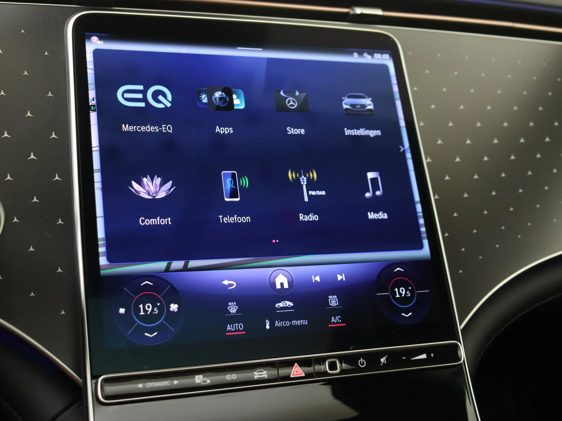 Mercedes-Benz-EQE-image-16