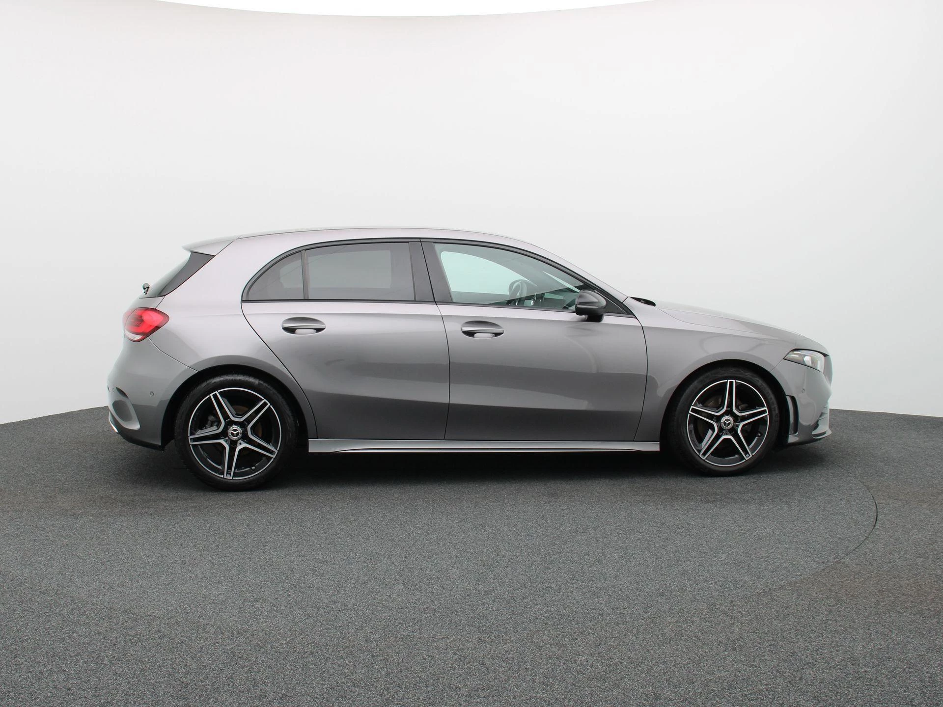 Mercedes-Benz A-Klasse 180 + AMG LINE + LED + CAMERA +
