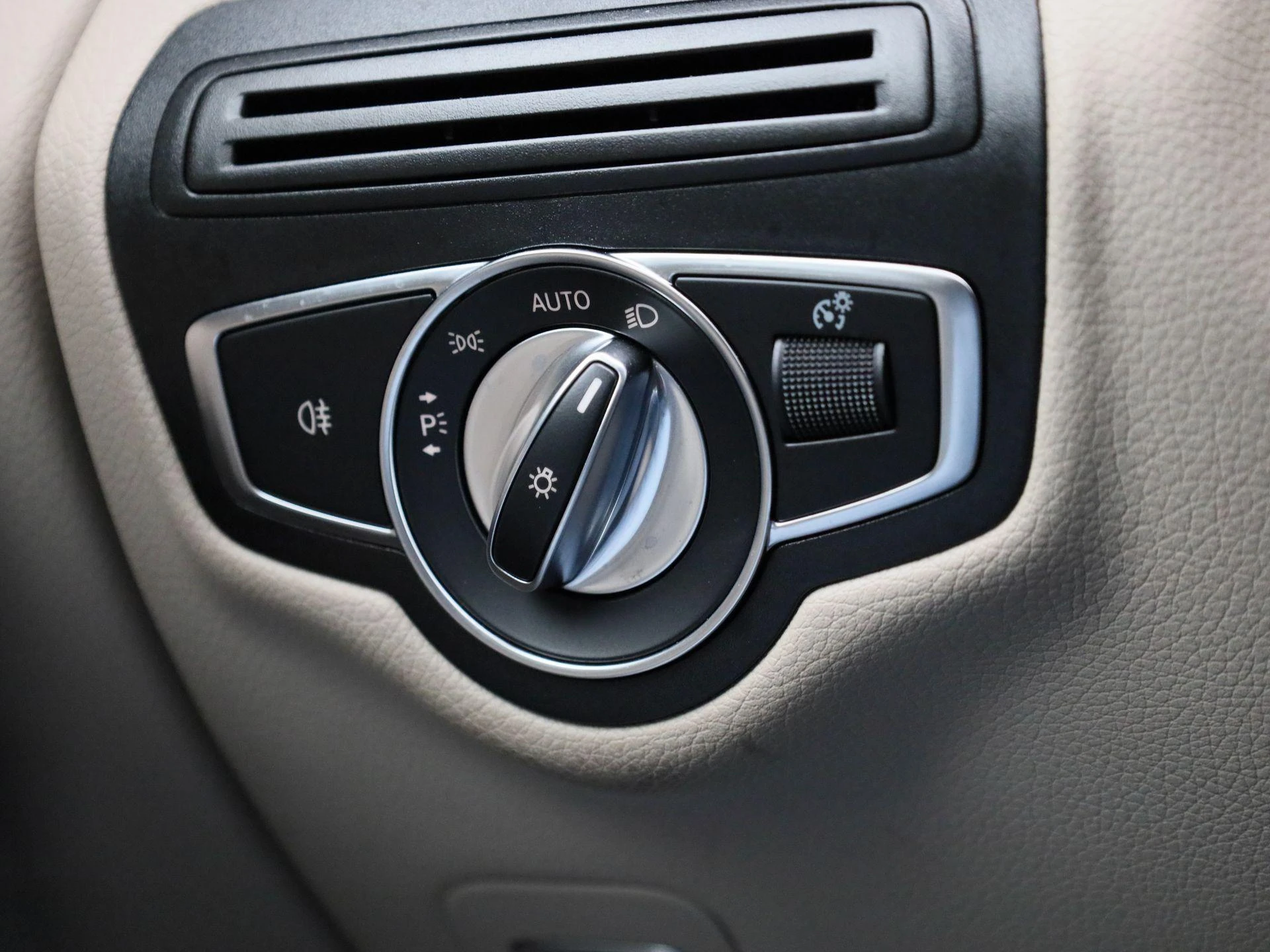 Mercedes-Benz-GLC-image-19