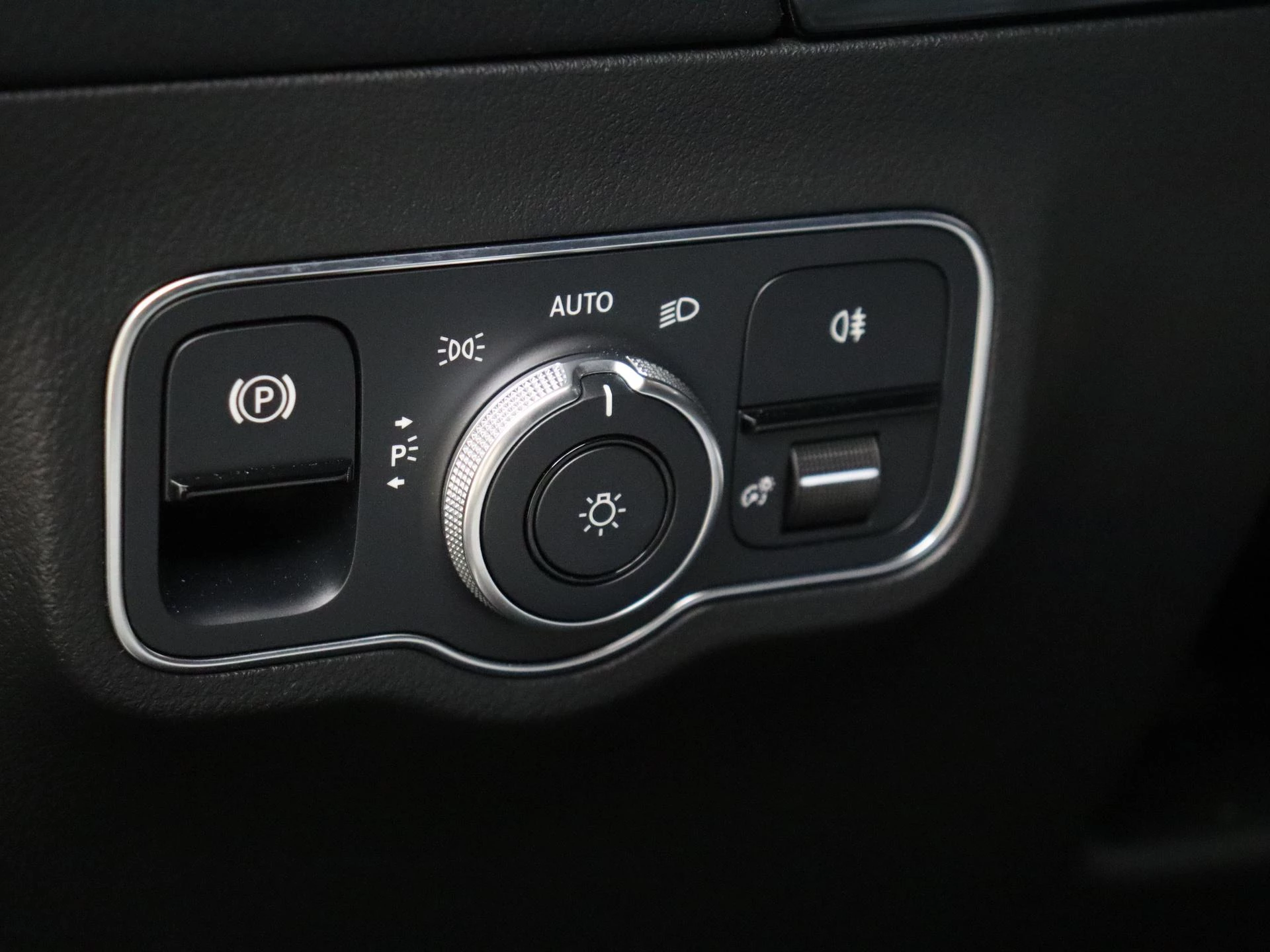 Mercedes-Benz-GLA-image-27