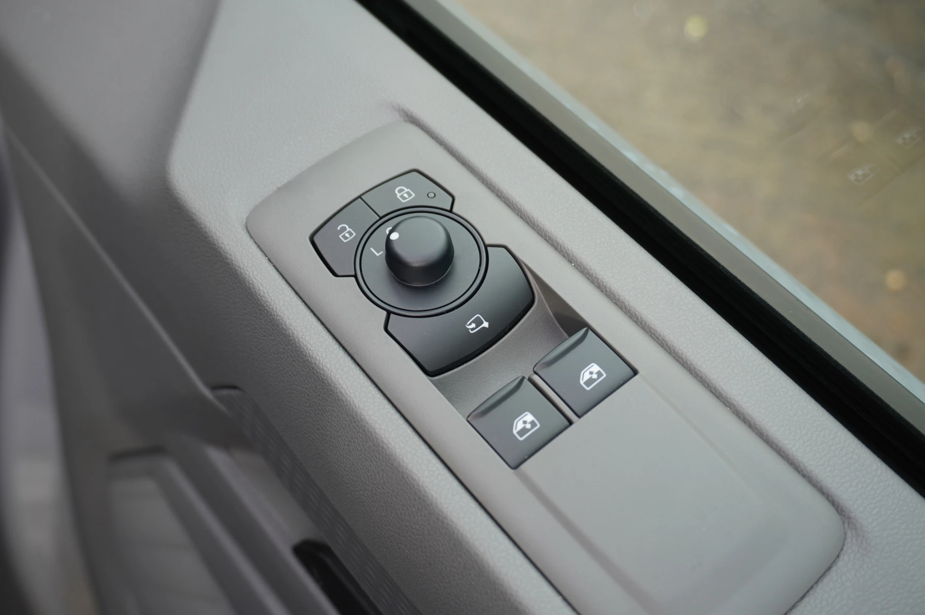 Volkswagen-Transporter-image-31