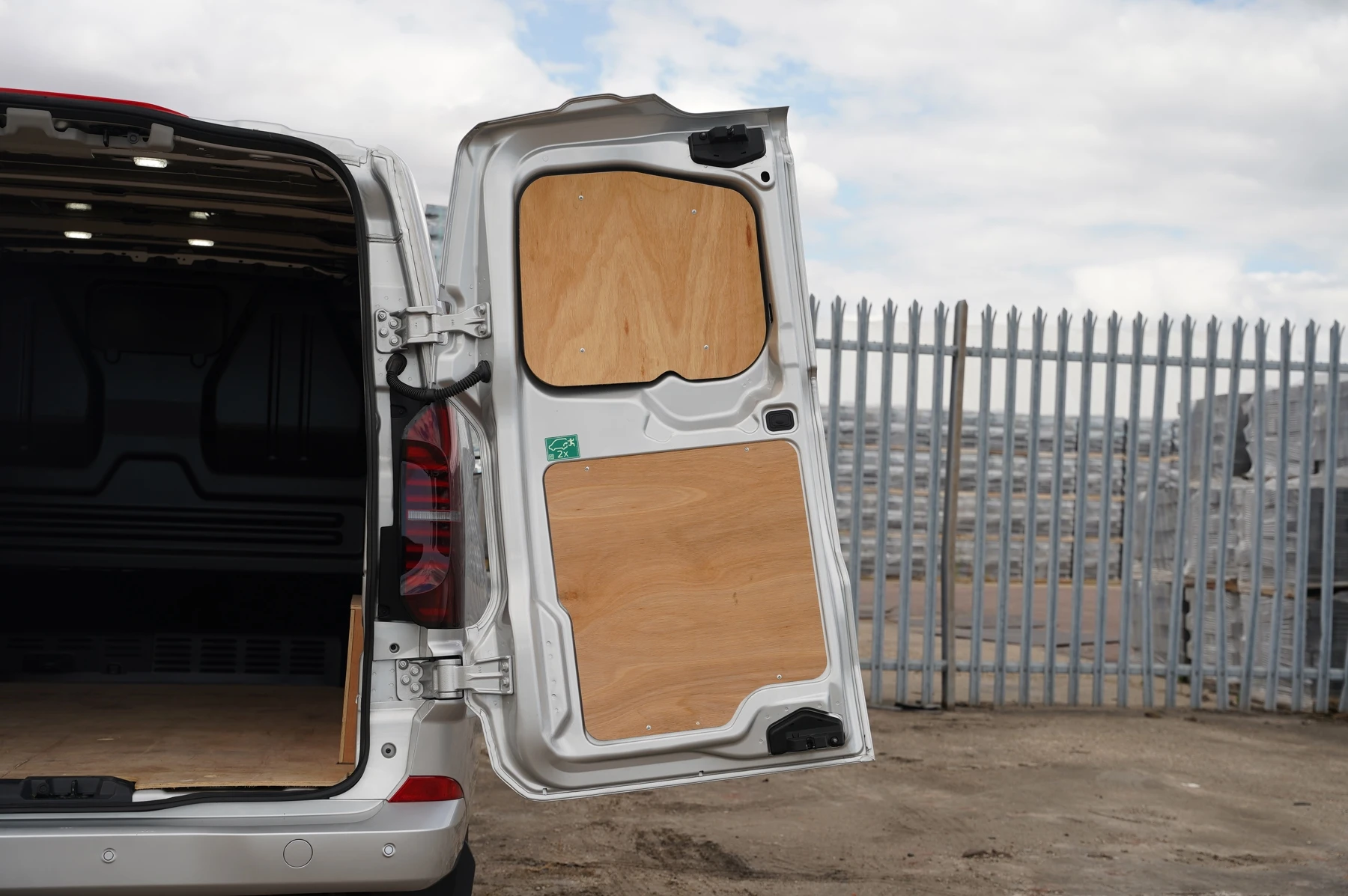 Volkswagen-Transporter-image-12