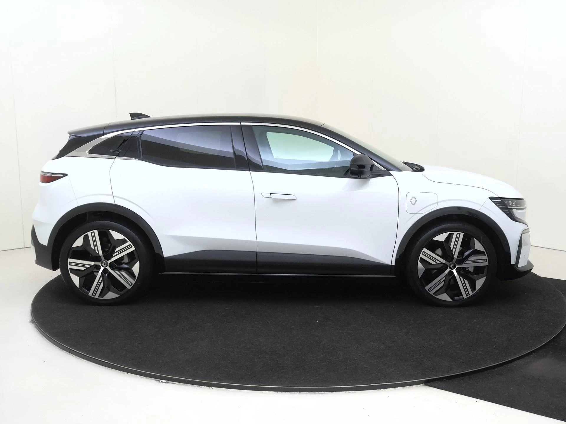 Renault-Megane E-Tech-image-8