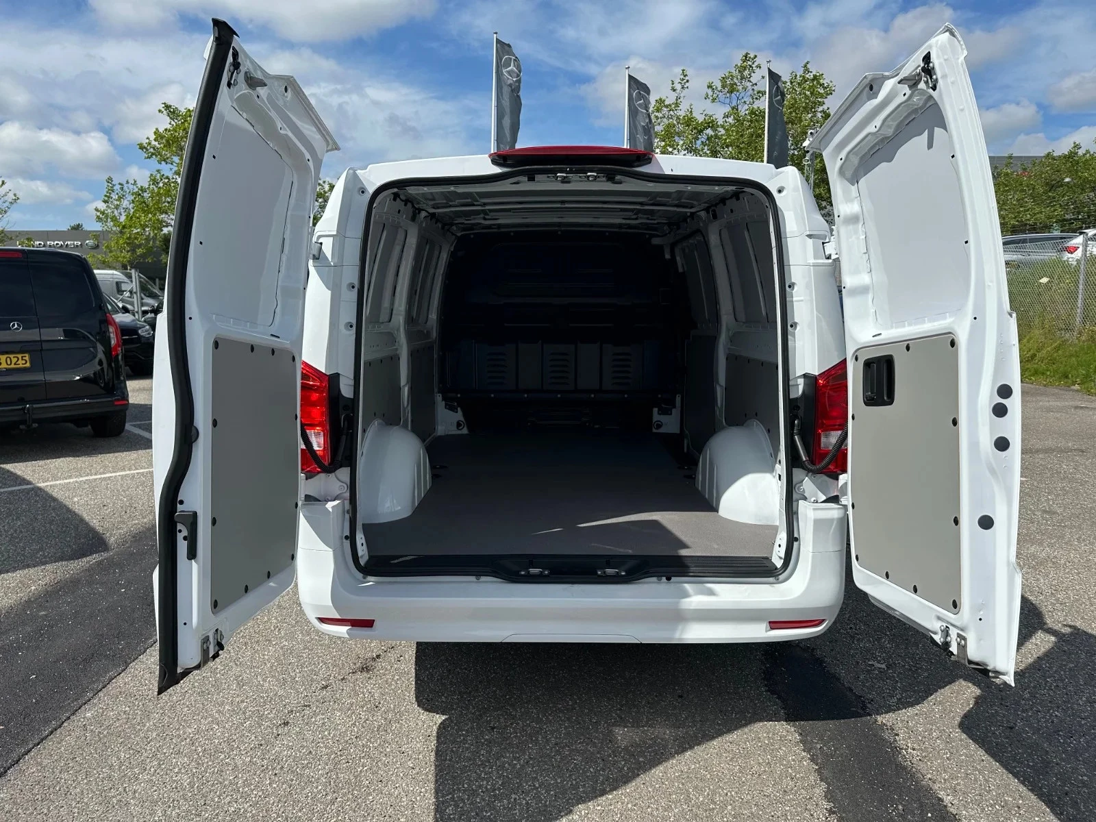 Mercedes-Benz-eVito-image-5