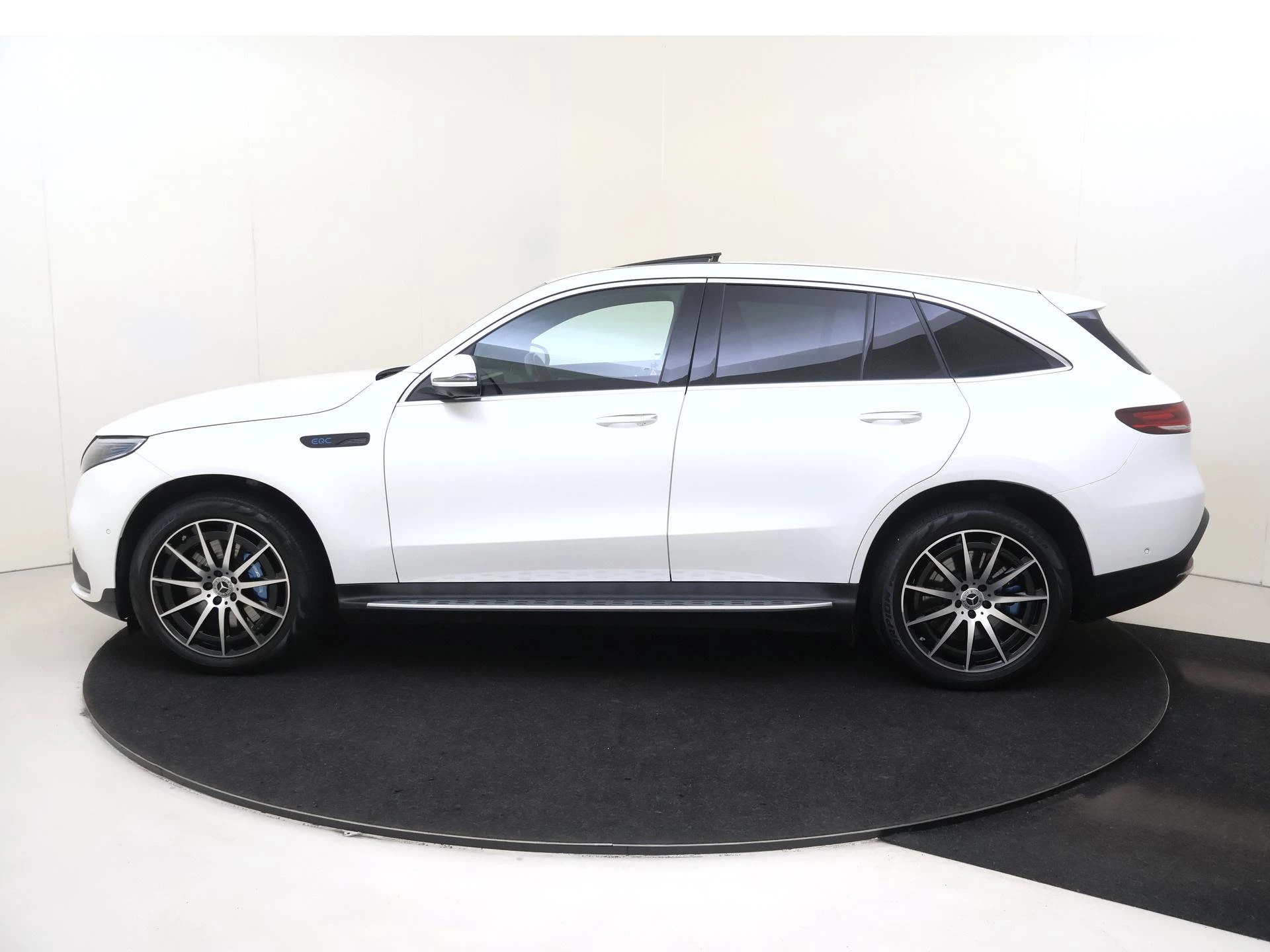 Mercedes-Benz-EQC-image-6