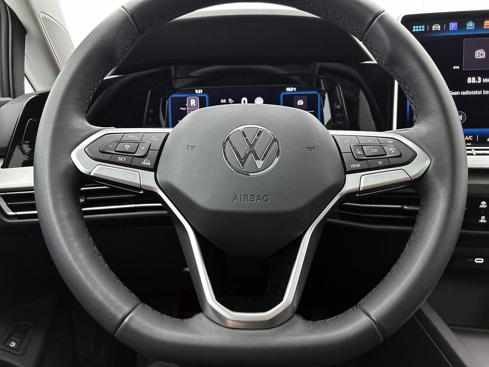 Volkswagen-Golf-image-27