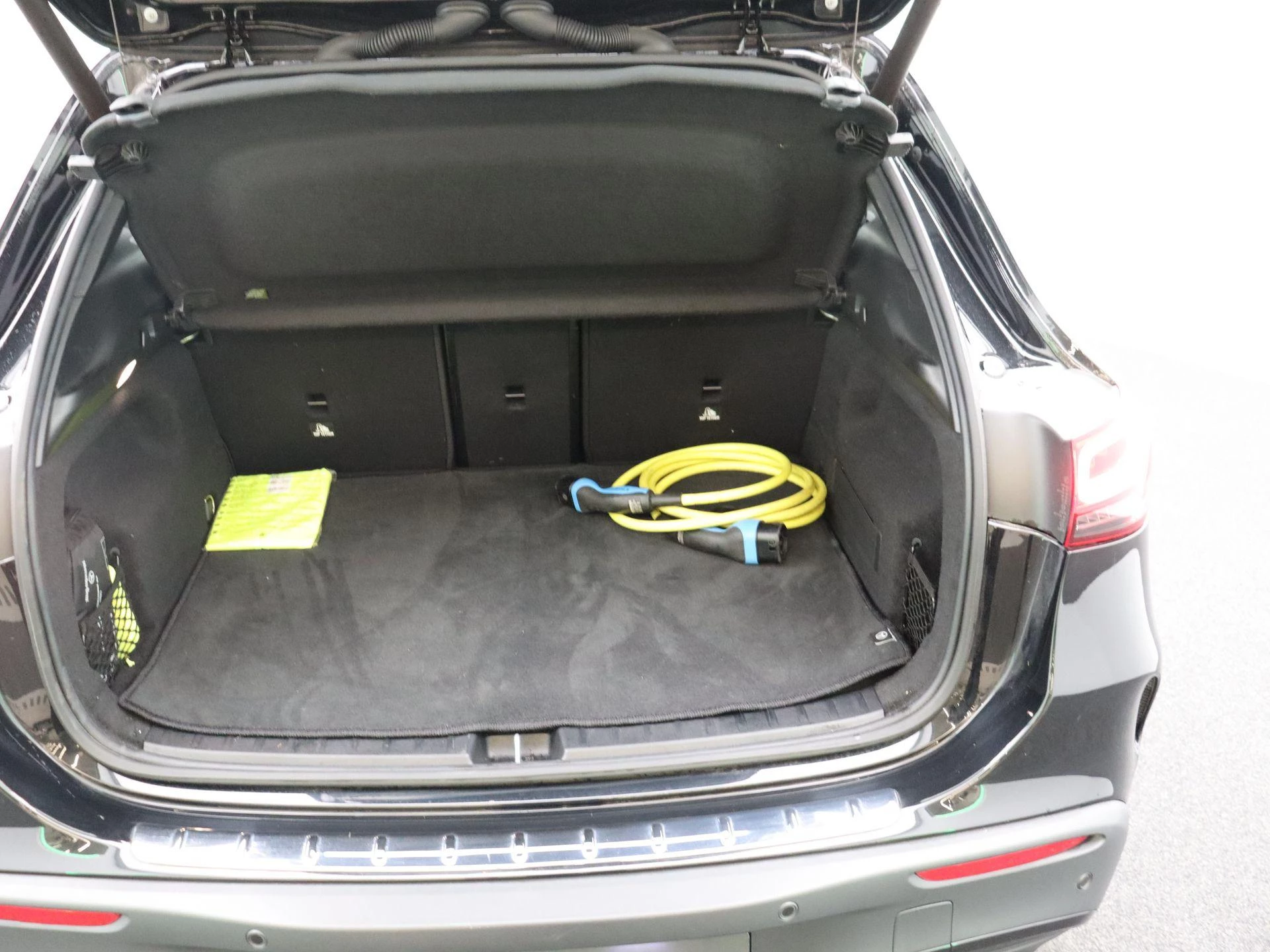 Mercedes-Benz EQA 250 AMG Line + PANORAMISCH DAK + NIGHTPAKKET +