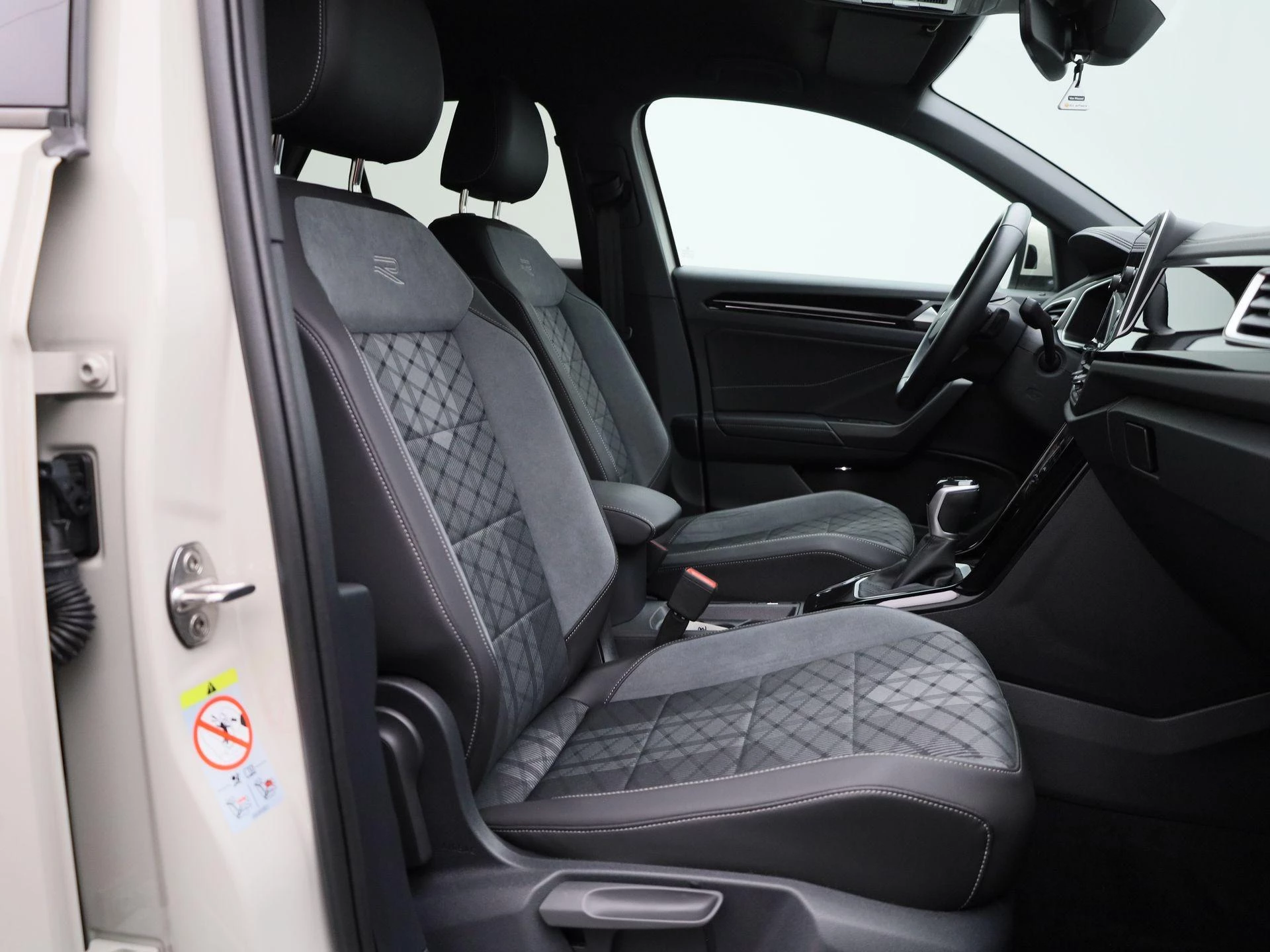 Volkswagen-T-Roc-image-34