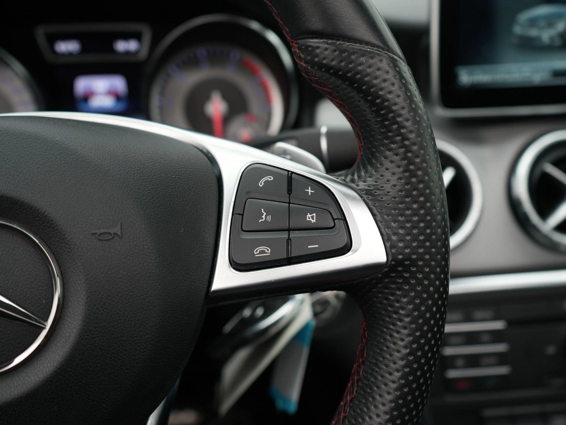 Mercedes-Benz-CLA-image-21