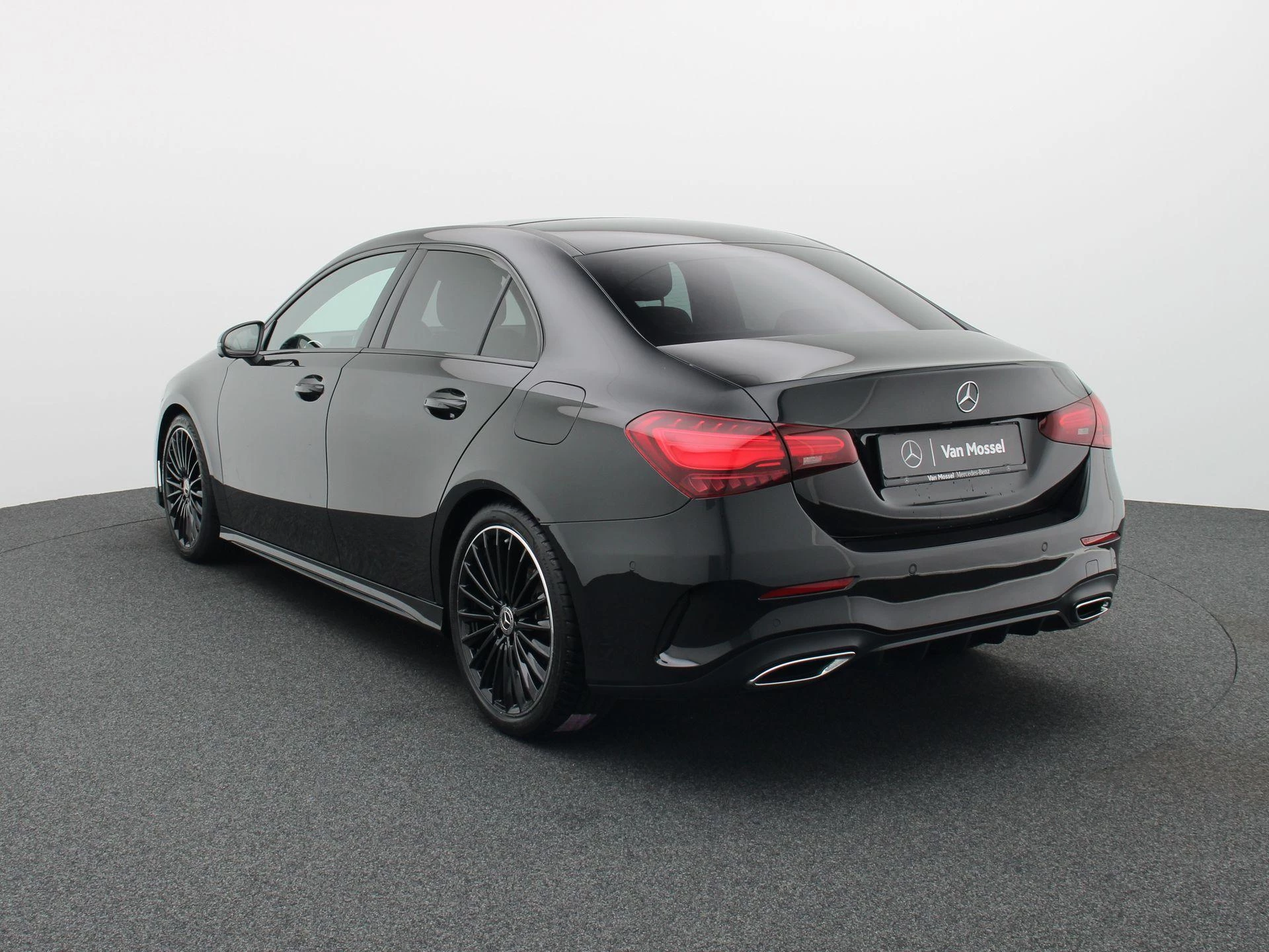 Mercedes-Benz A-Klasse 180 Sedan AMG Line + PANO DAK + MULTIBEAM LED + CARPLAY +