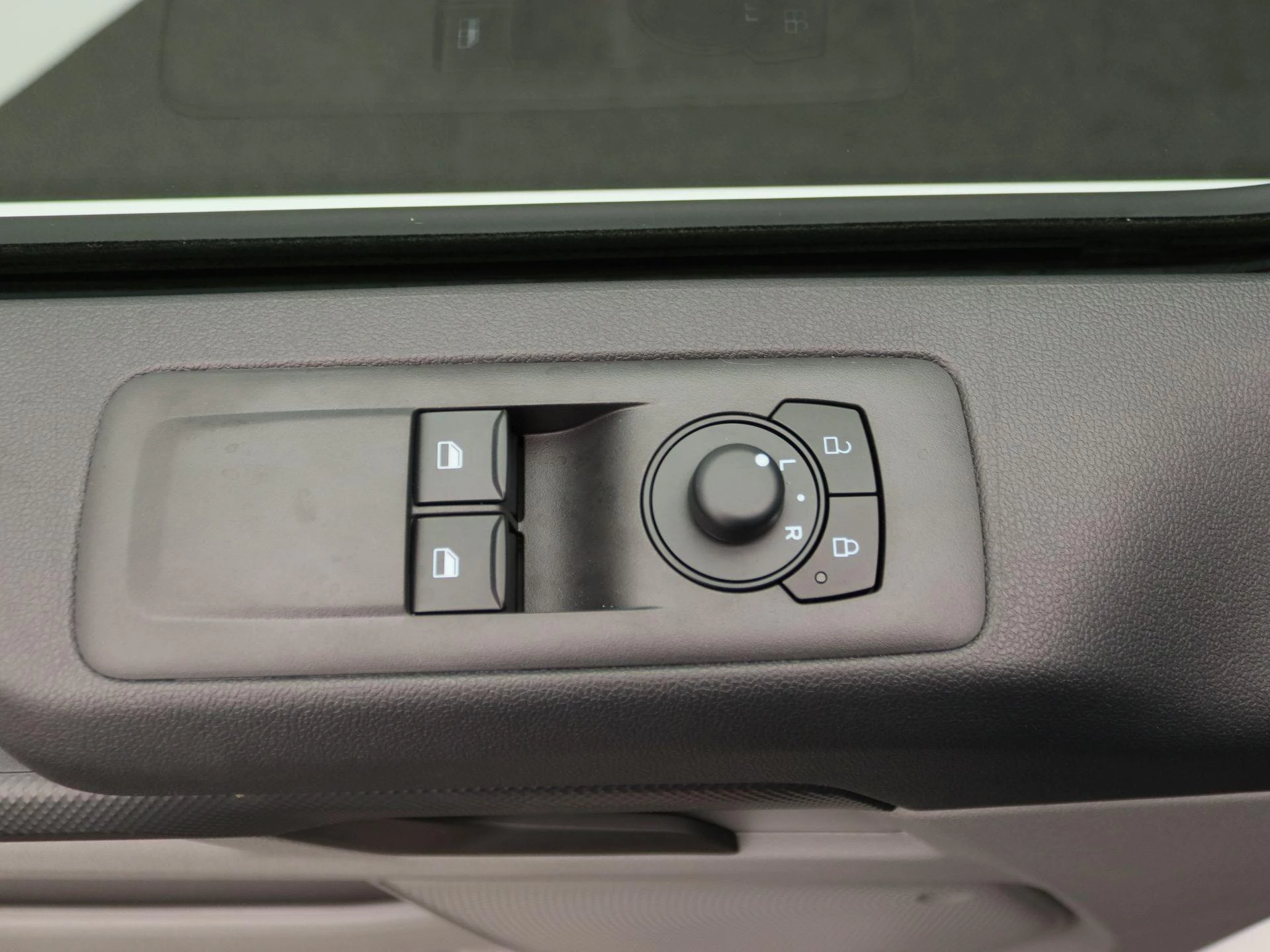 Ford-E-Transit Custom-image-17