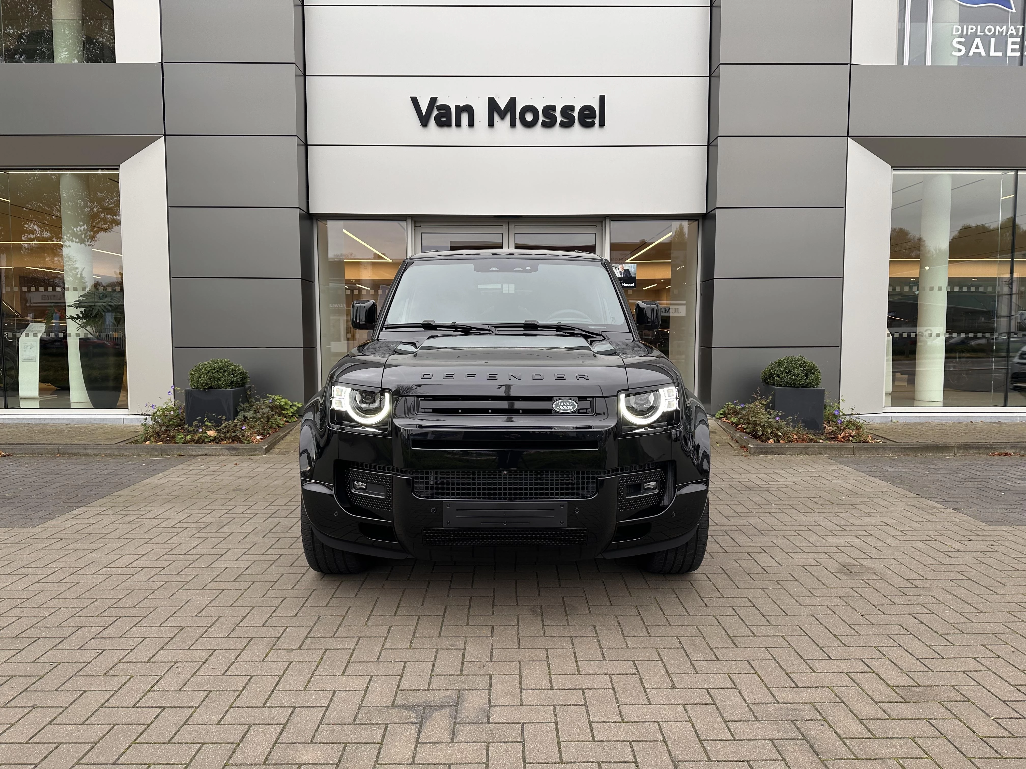 Land Rover-Defender-image-1