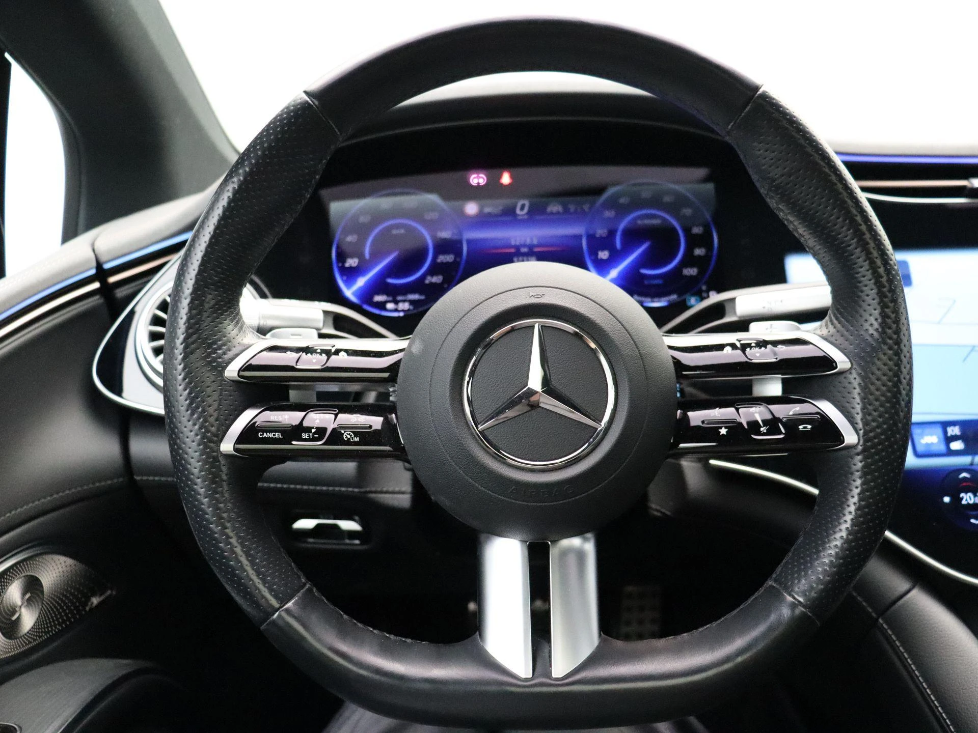 Mercedes-Benz-EQS-image-17