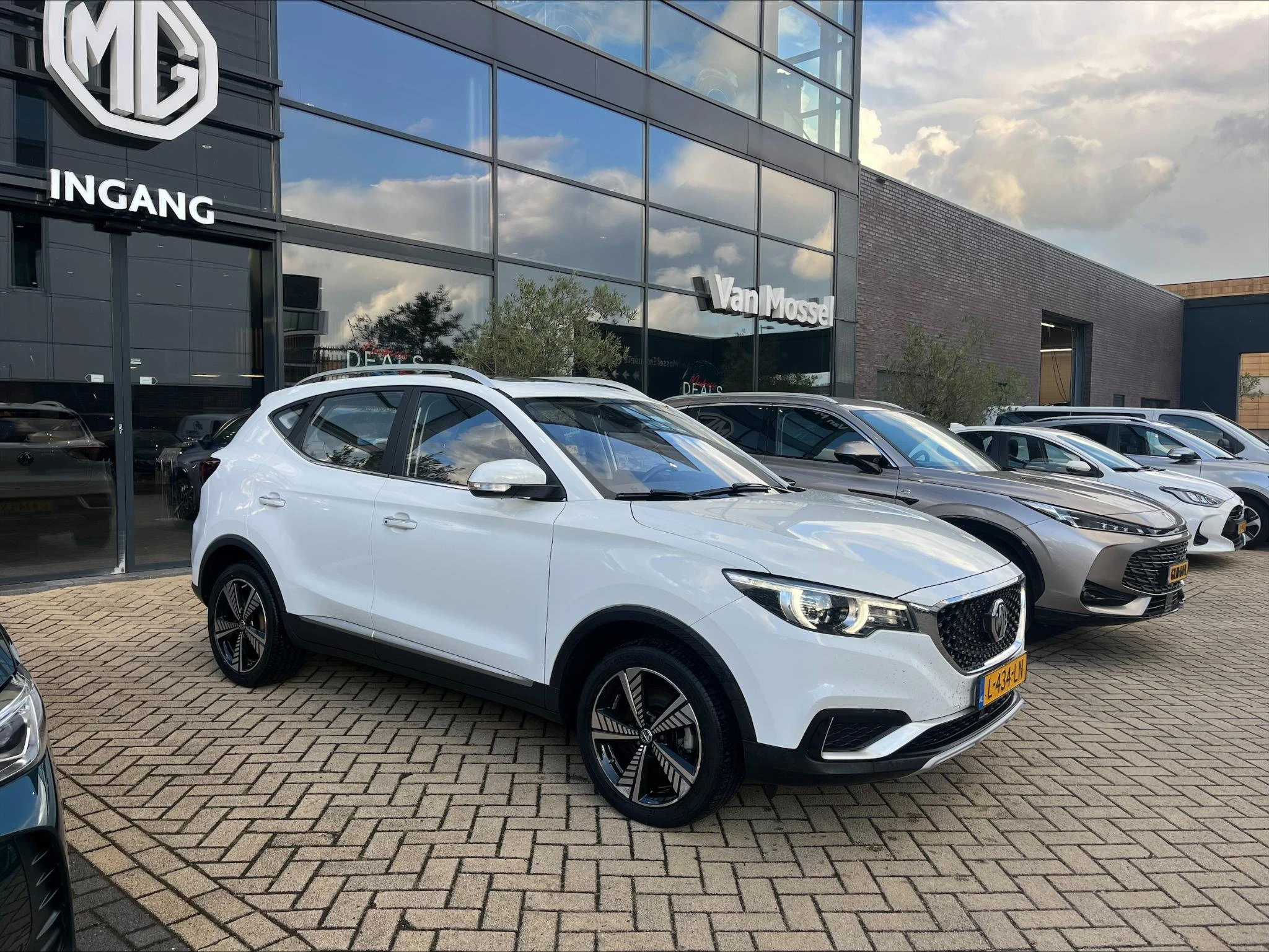 MG-ZS EV-image-3