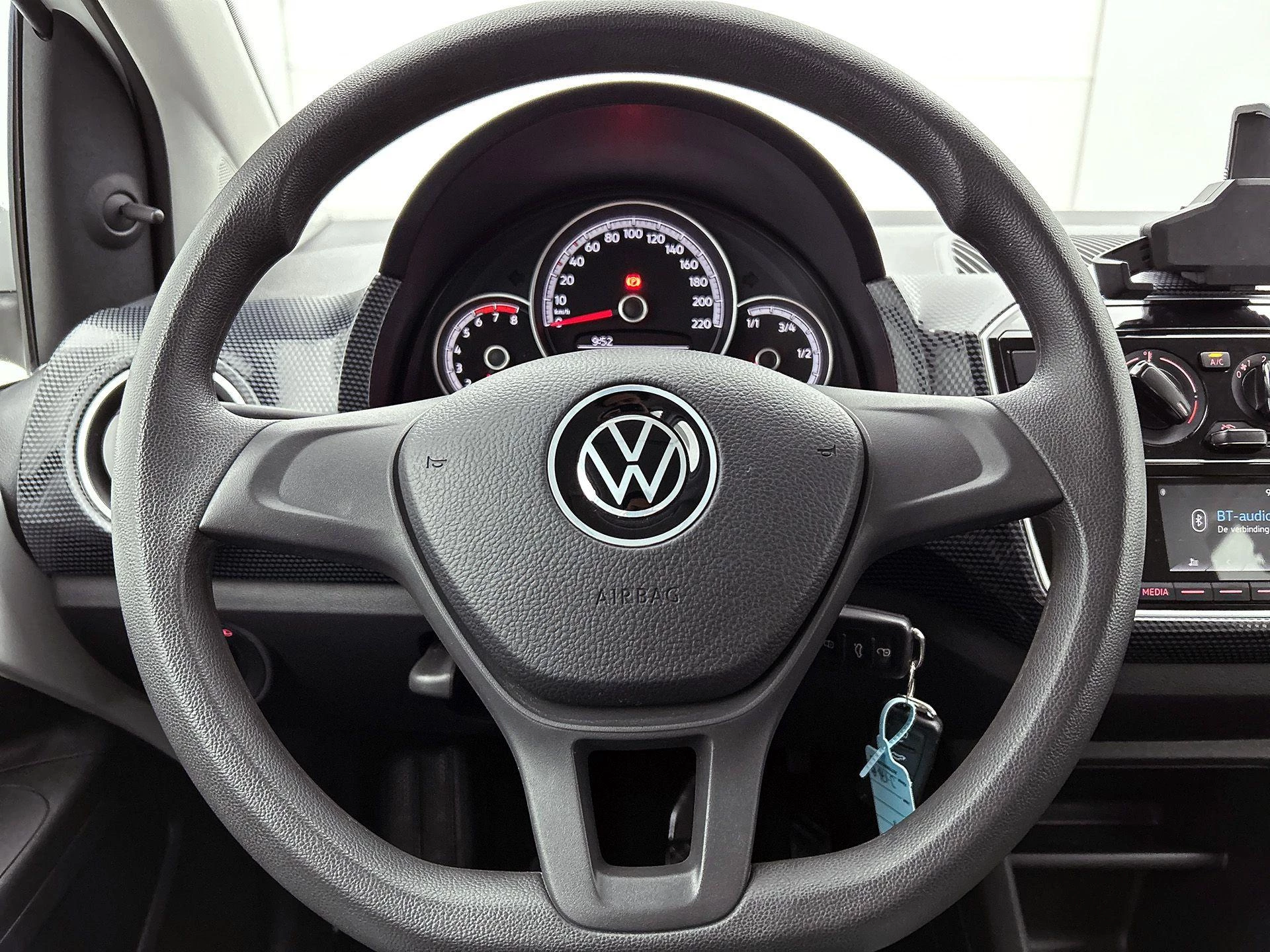 Volkswagen-up!-image-28