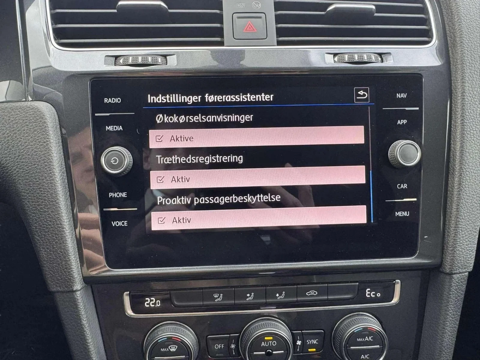 Volkswagen-e-Golf-image-14