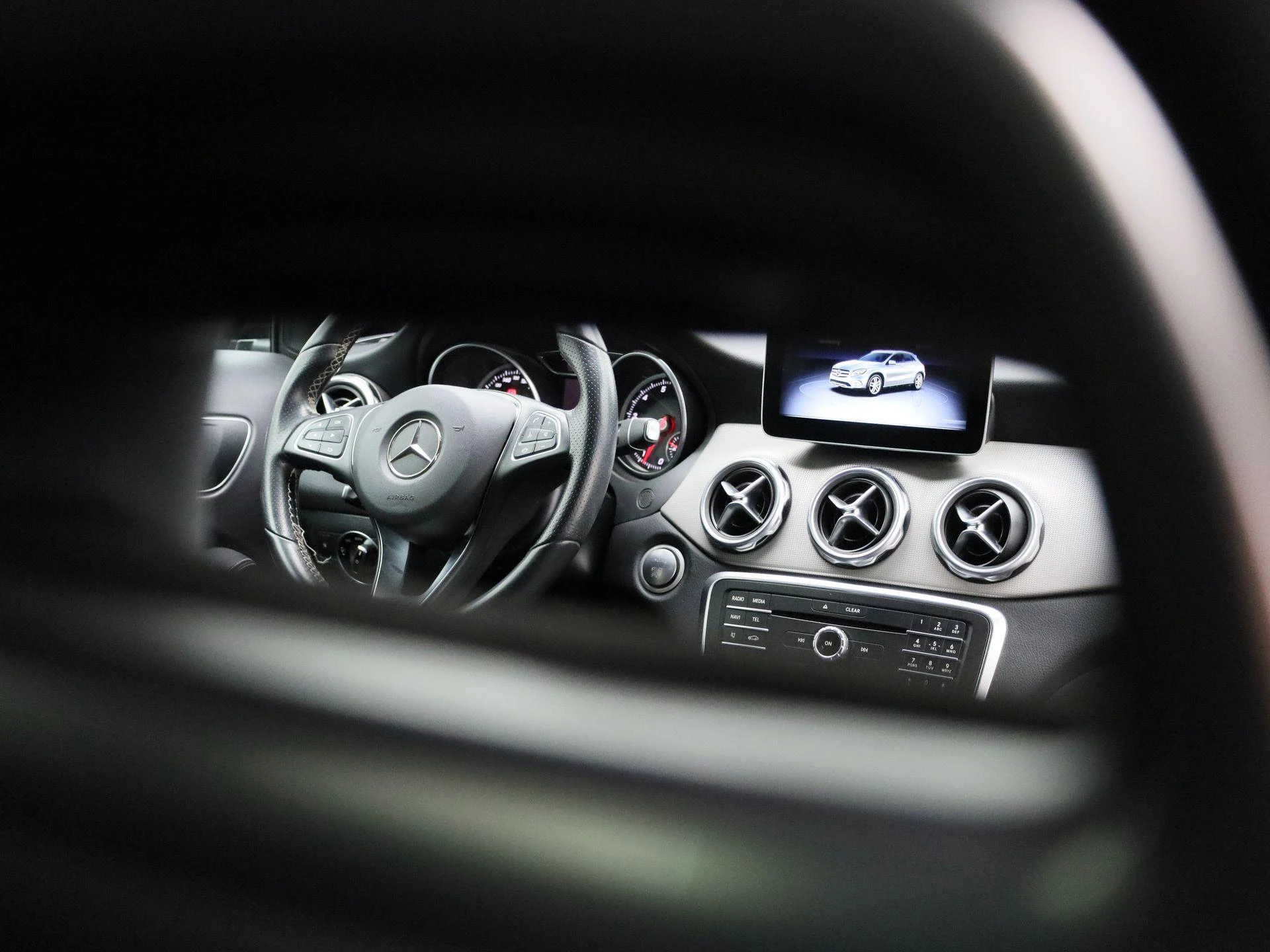 Mercedes-Benz-GLA-image-36