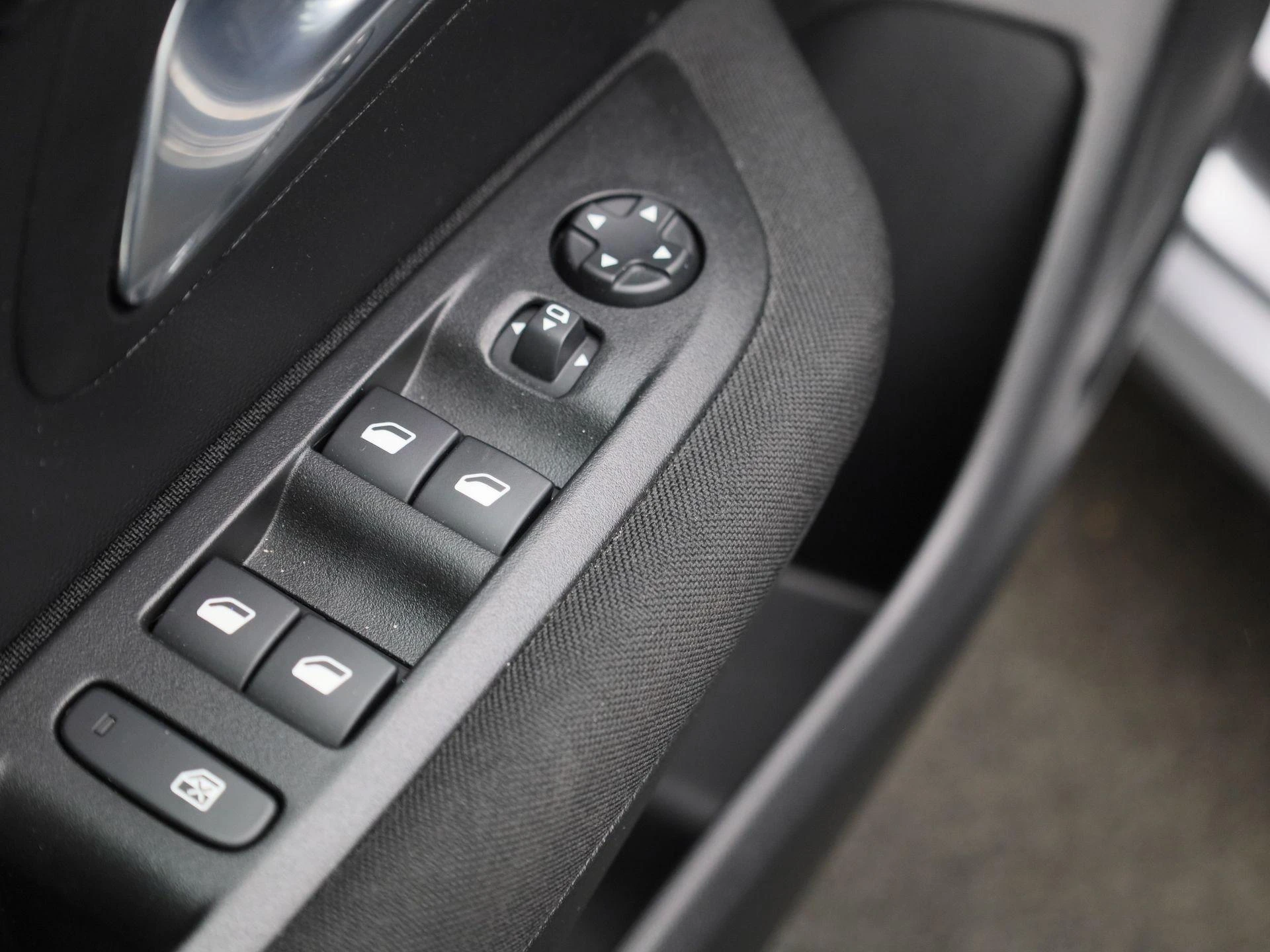 Peugeot-e-208-image-31