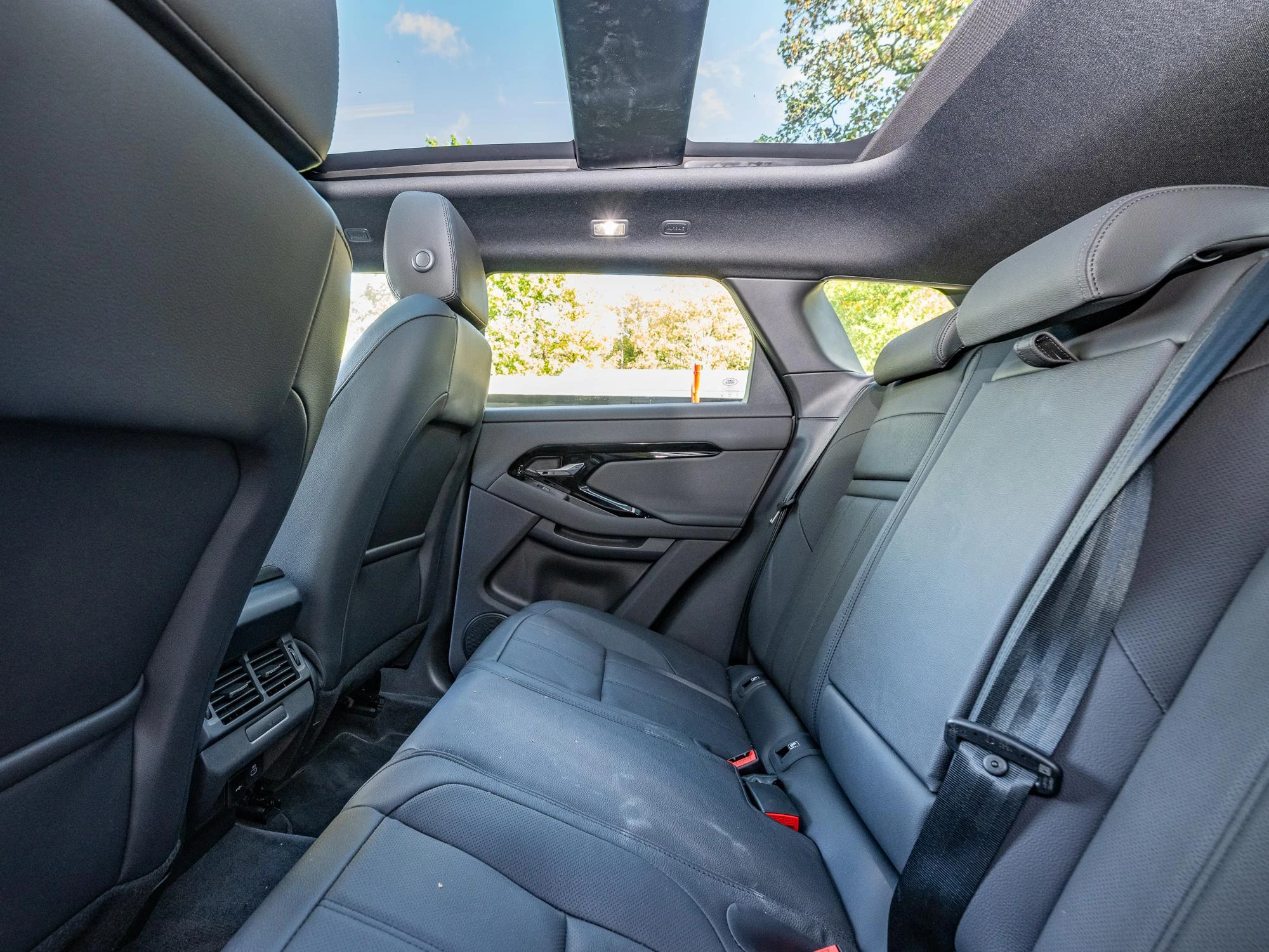 Land Rover-Range Rover Evoque-image-16